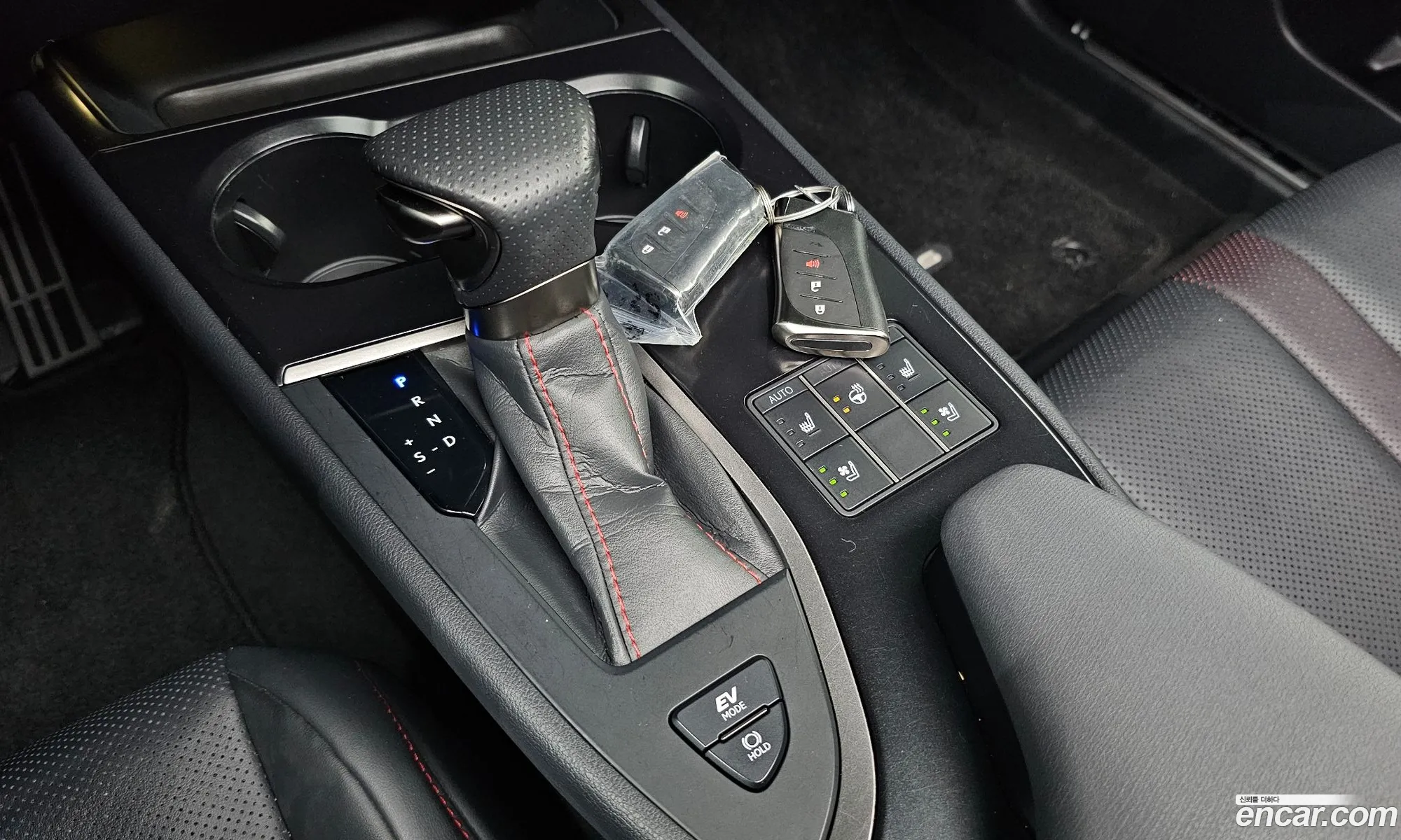 Lexus UX250h 2023 — 23