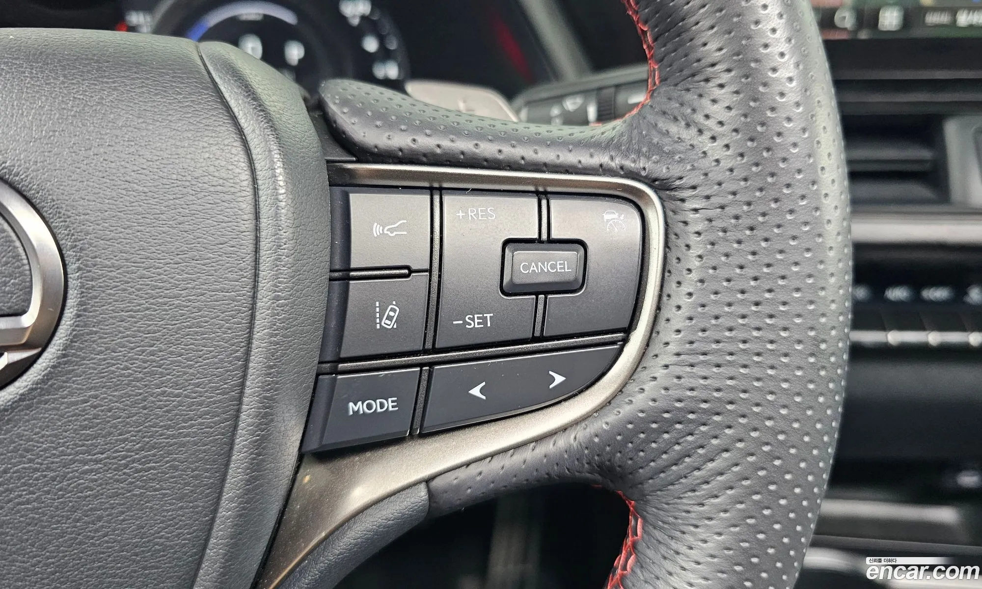 Lexus UX250h 2023 — 4