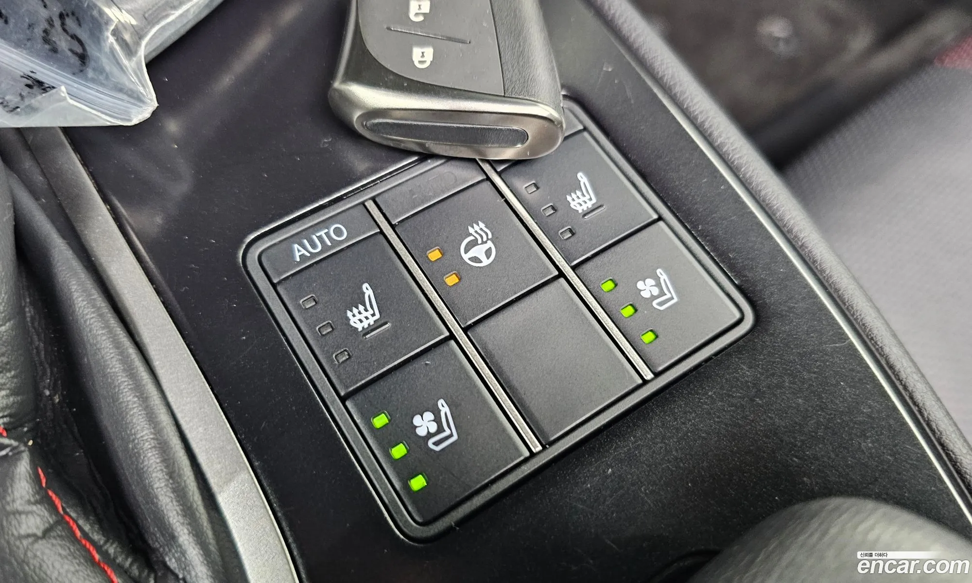 Lexus UX250h 2023 — 22