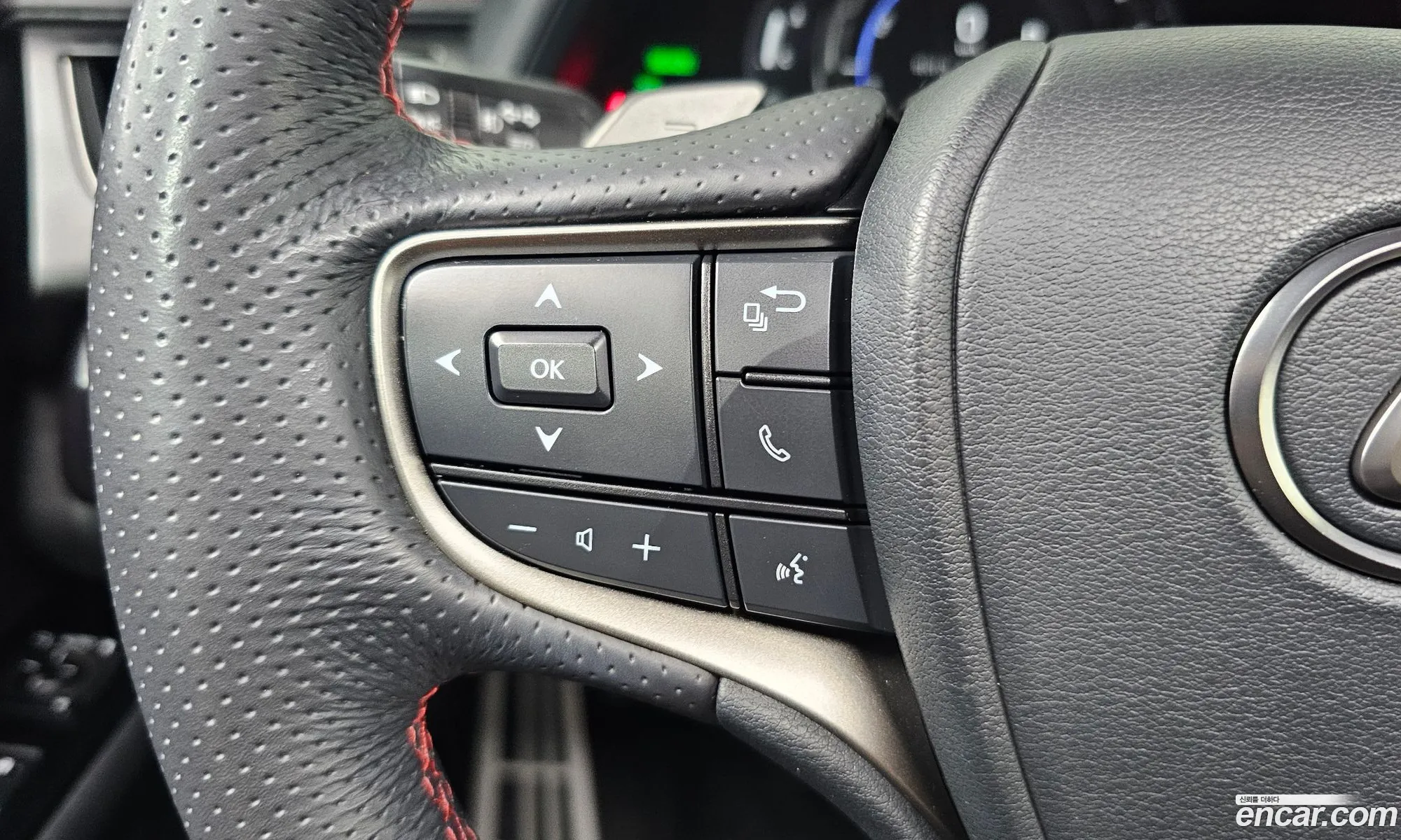 Lexus UX250h 2023 — 26