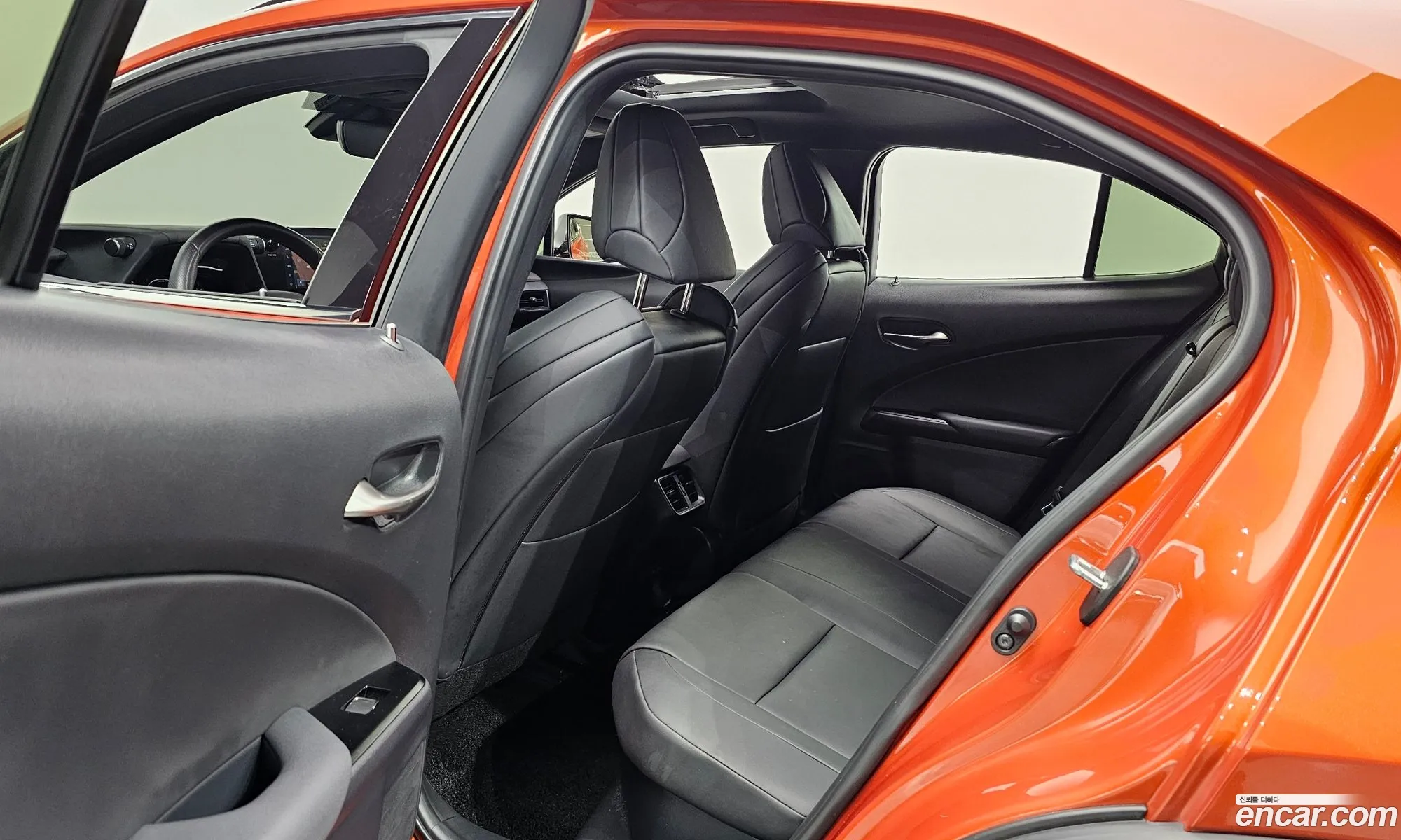 Lexus UX250h 2023 — 28