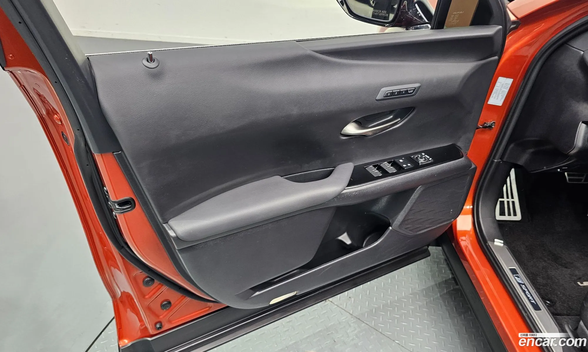 Lexus UX250h 2023 — 19