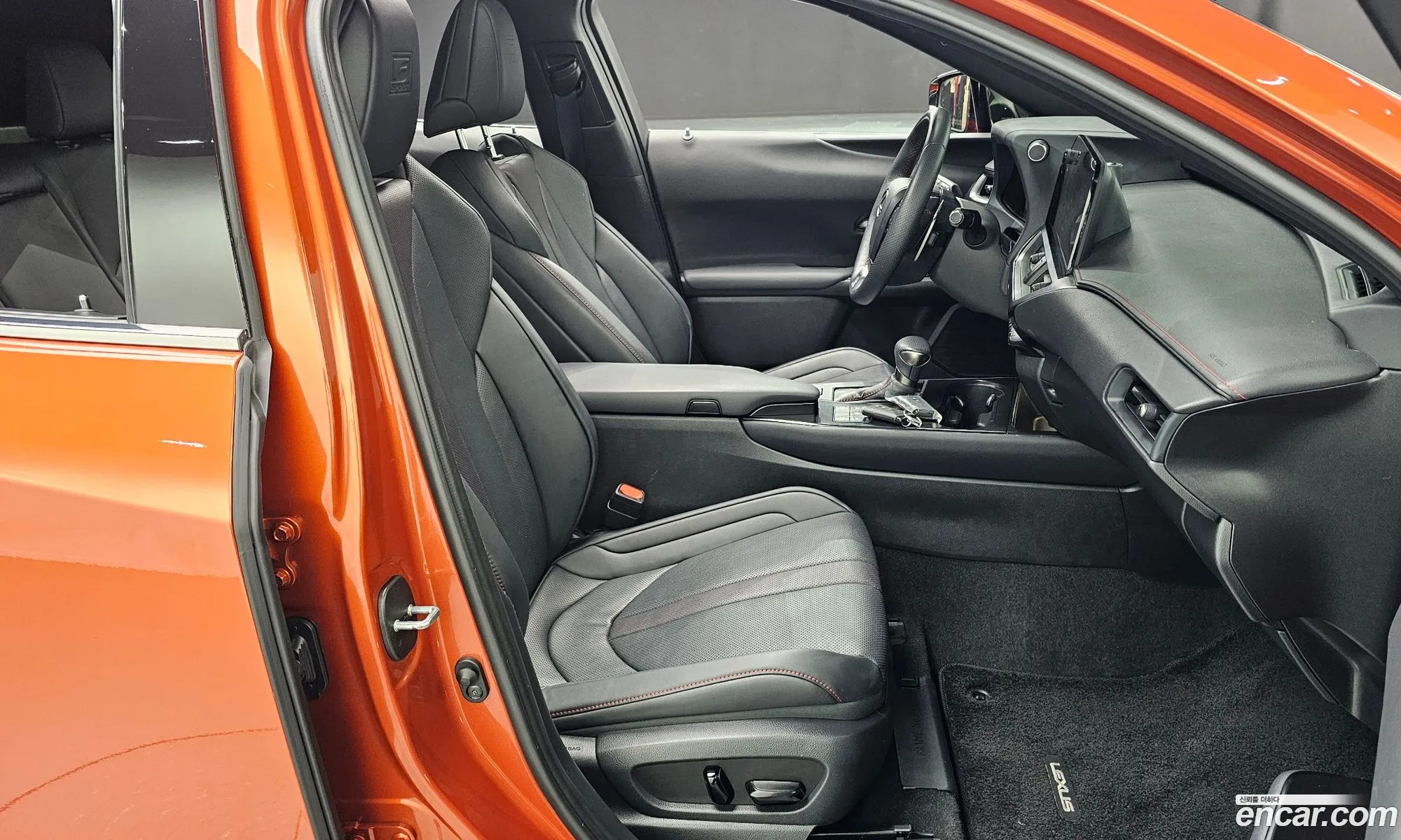 Lexus UX250h 2023 — 10