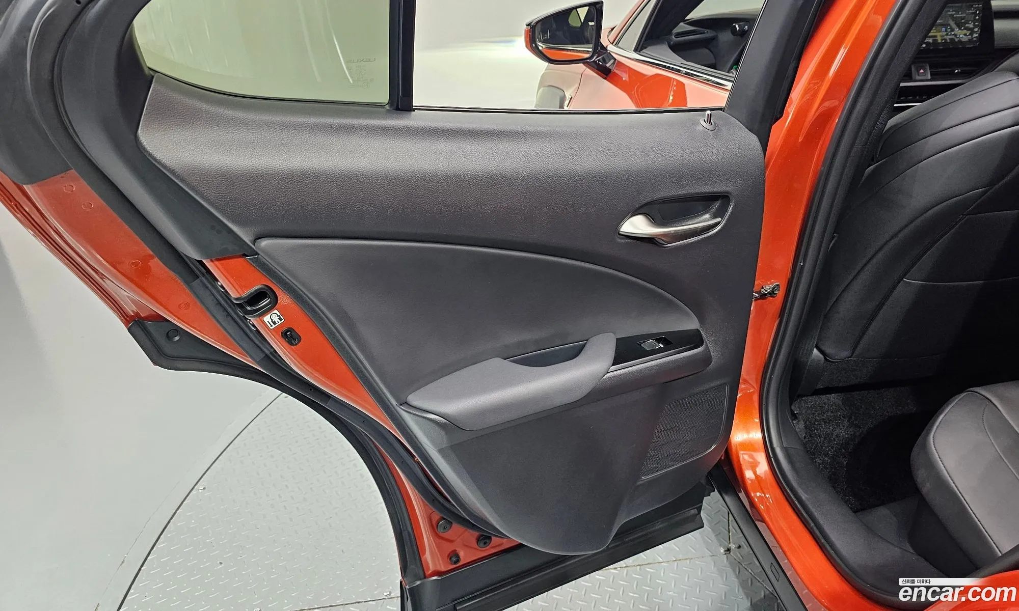 Lexus UX250h 2023 — 13