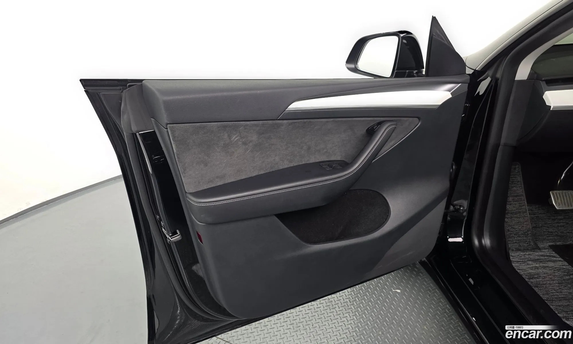 Tesla Model Y 2024 — 27