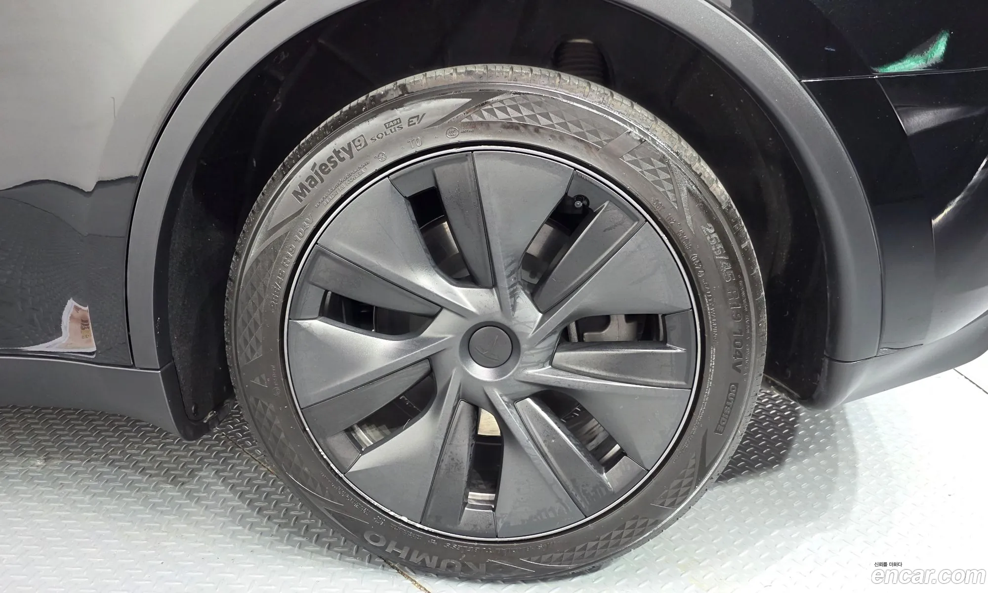 Tesla Model Y 2024 — 3