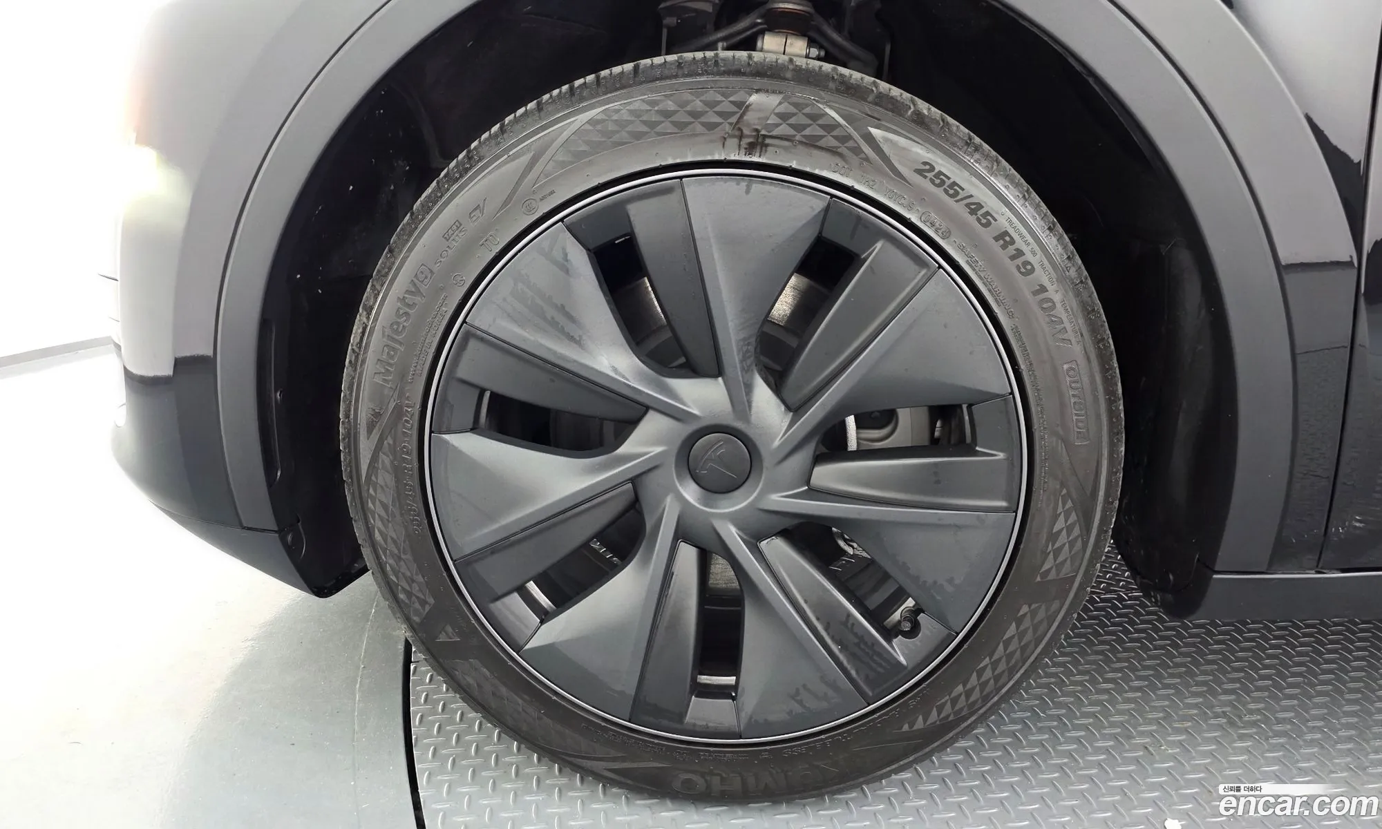 Tesla Model Y 2024 — 14