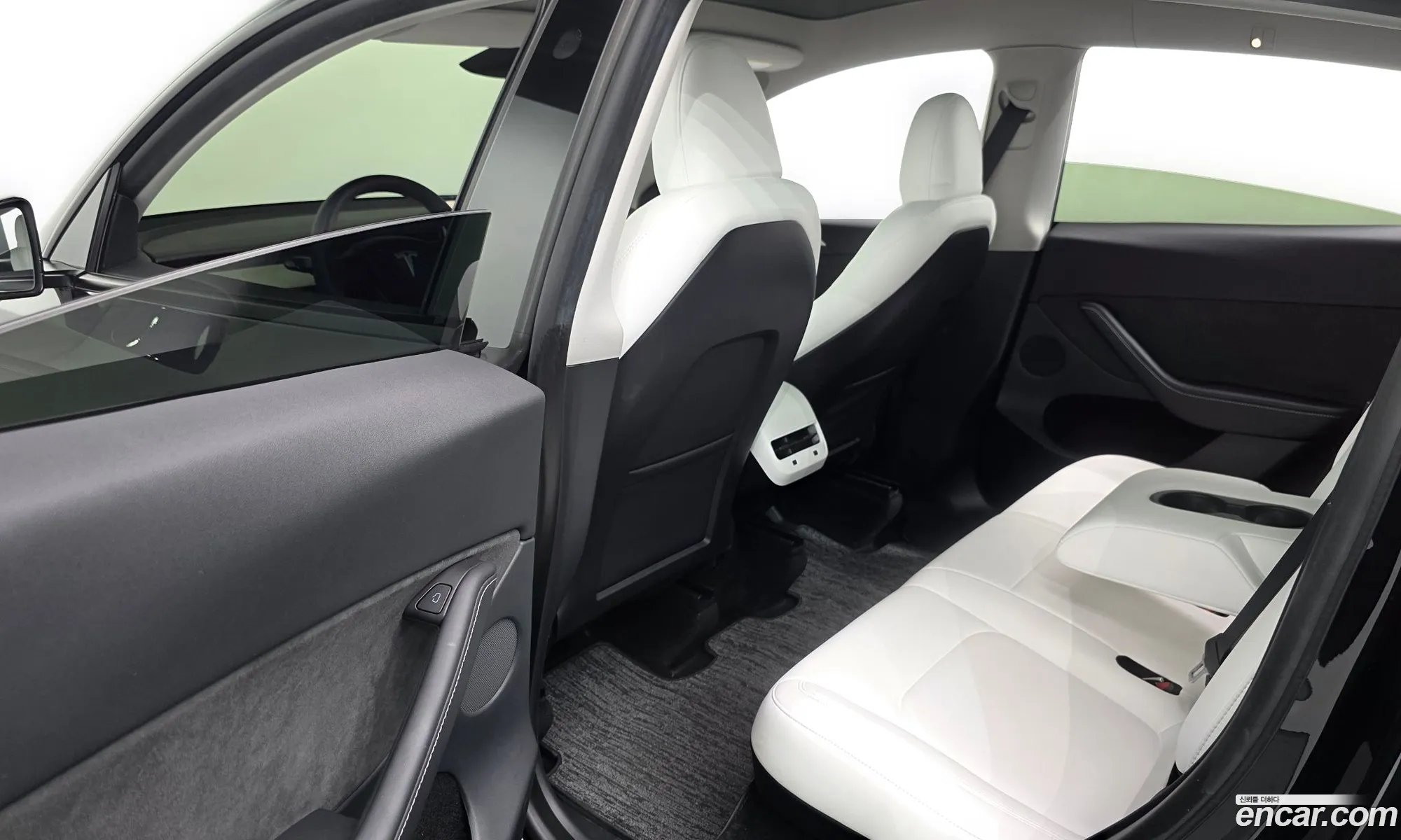 Tesla Model Y 2024 — 11