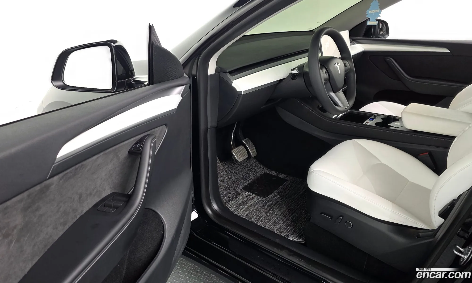 Tesla Model Y 2024 — 16