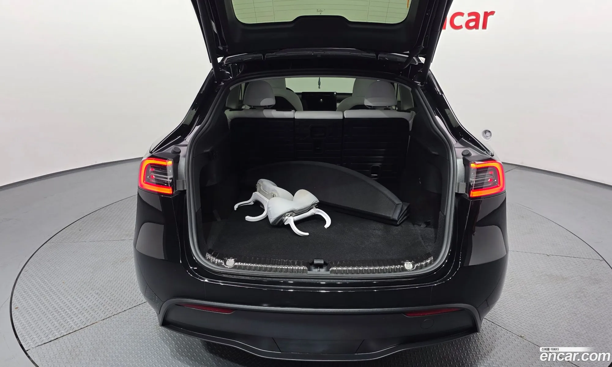 Tesla Model Y 2024 — 17
