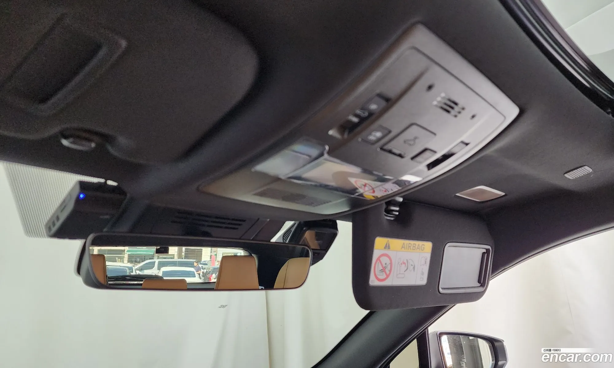 Lexus UX300h 2025 — 24