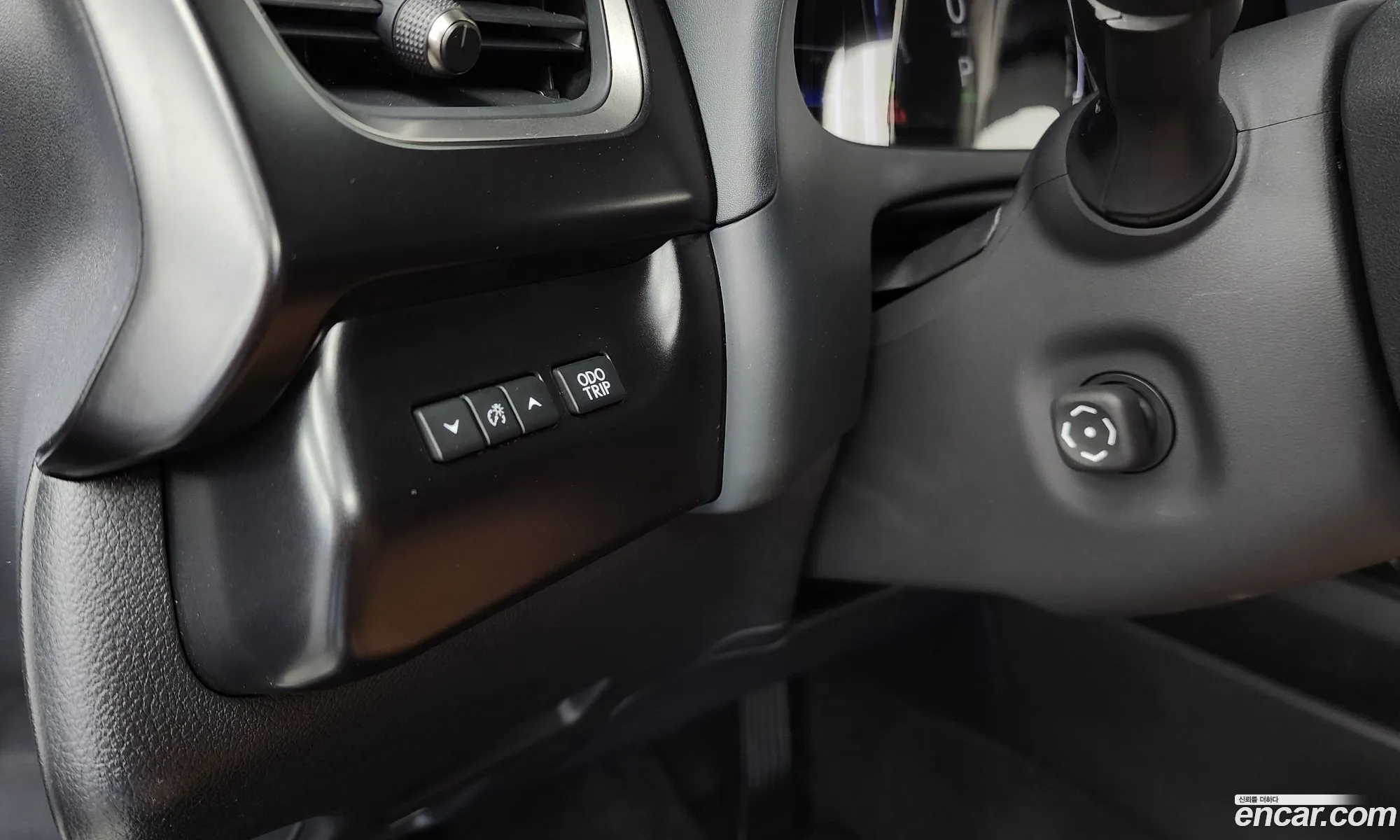 Lexus UX300h 2025 — 18