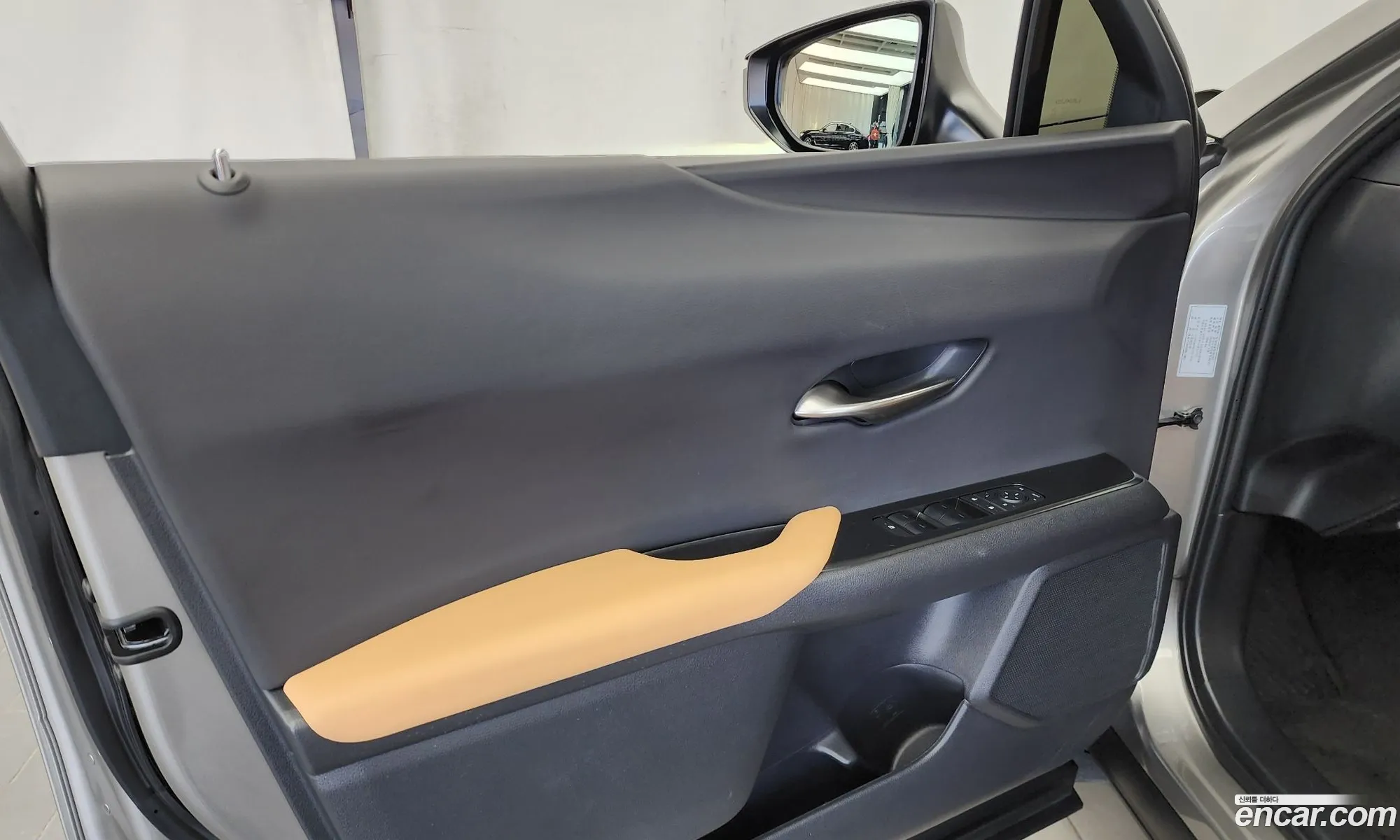 Lexus UX300h 2025 — 33