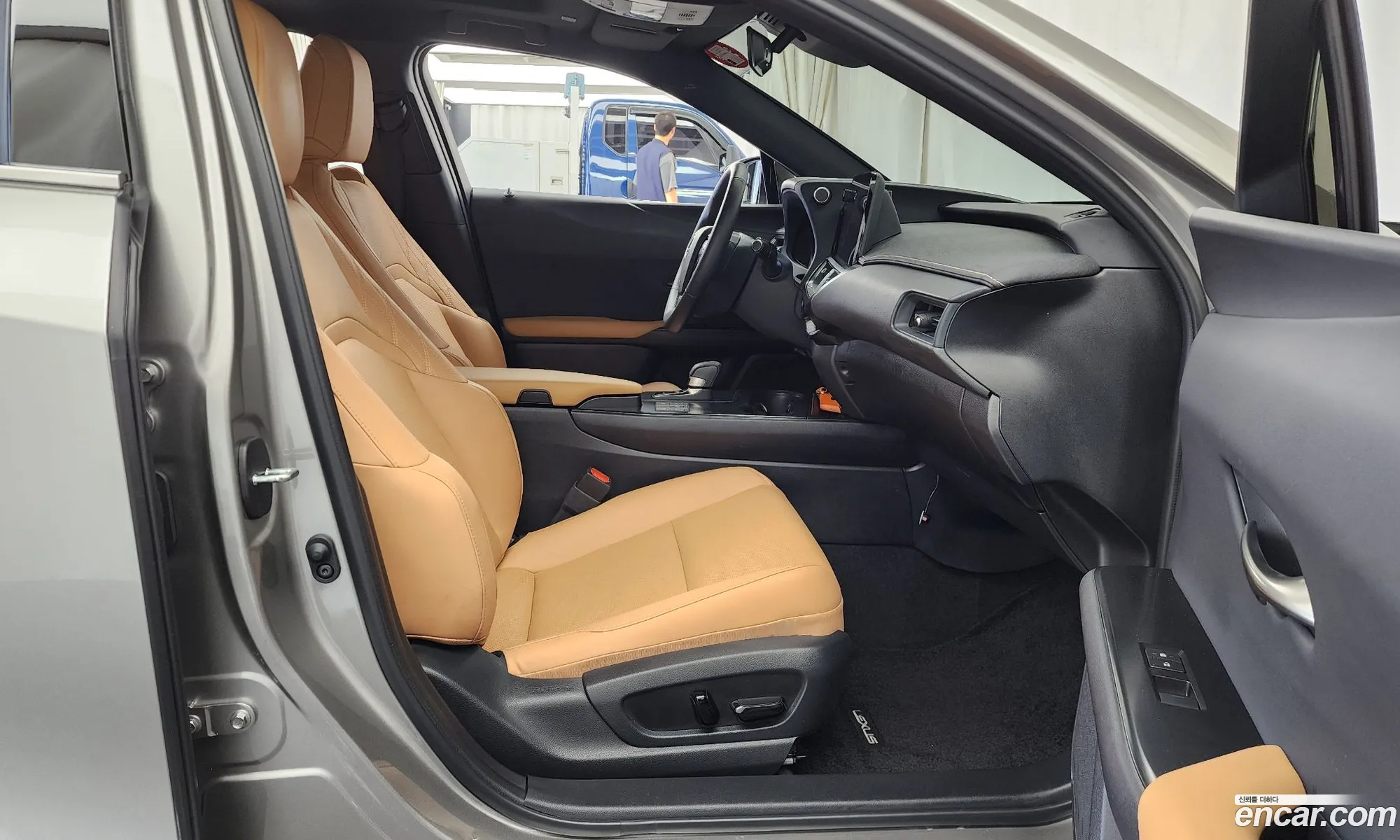 Lexus UX300h 2025 — 3