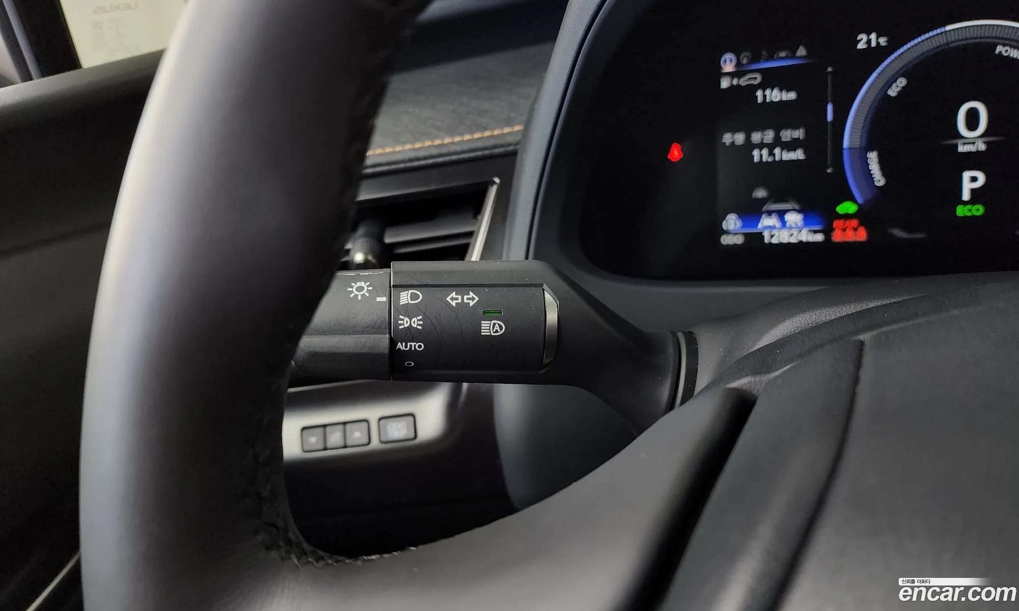 Lexus UX300h 2025 — 2