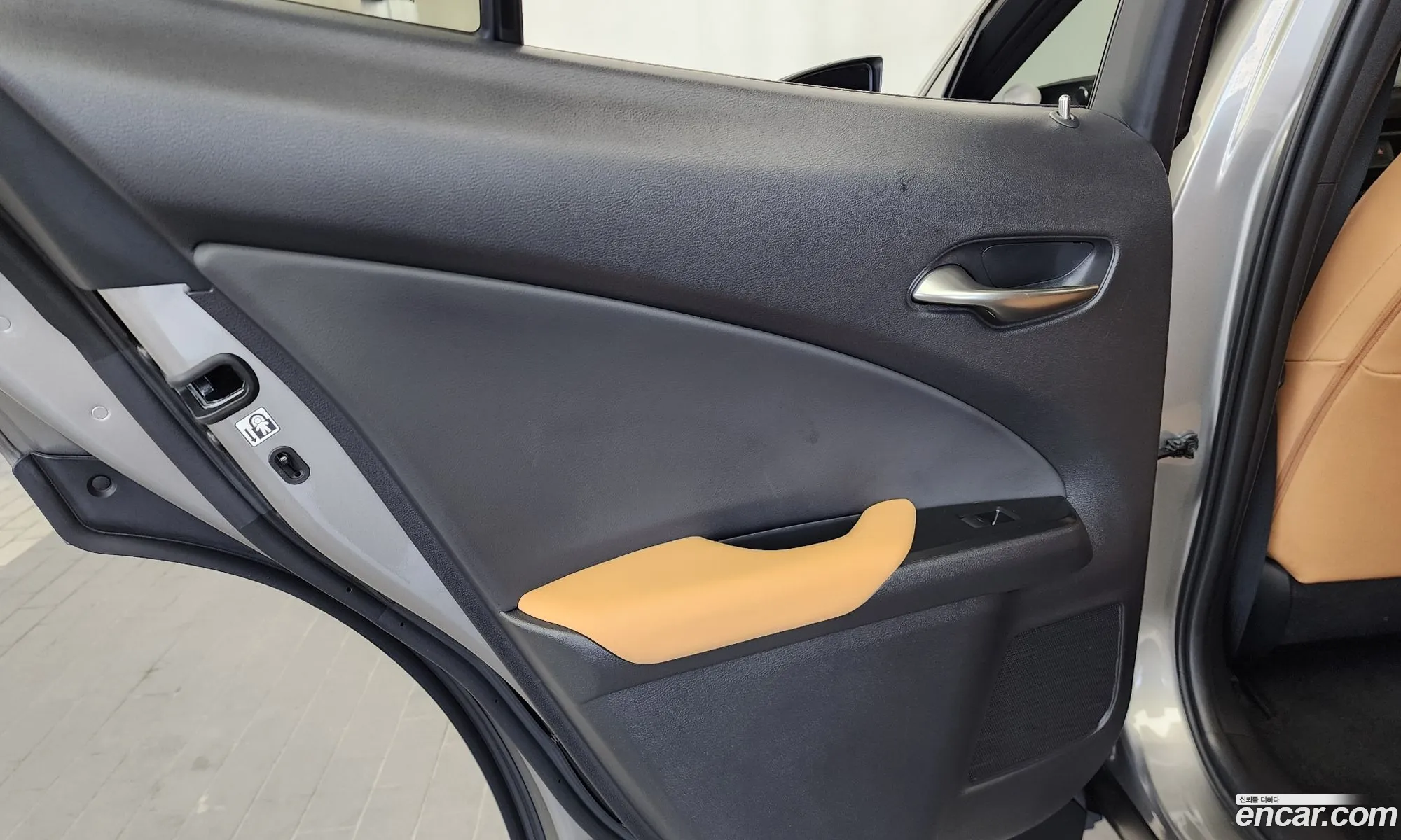Lexus UX300h 2025 — 12