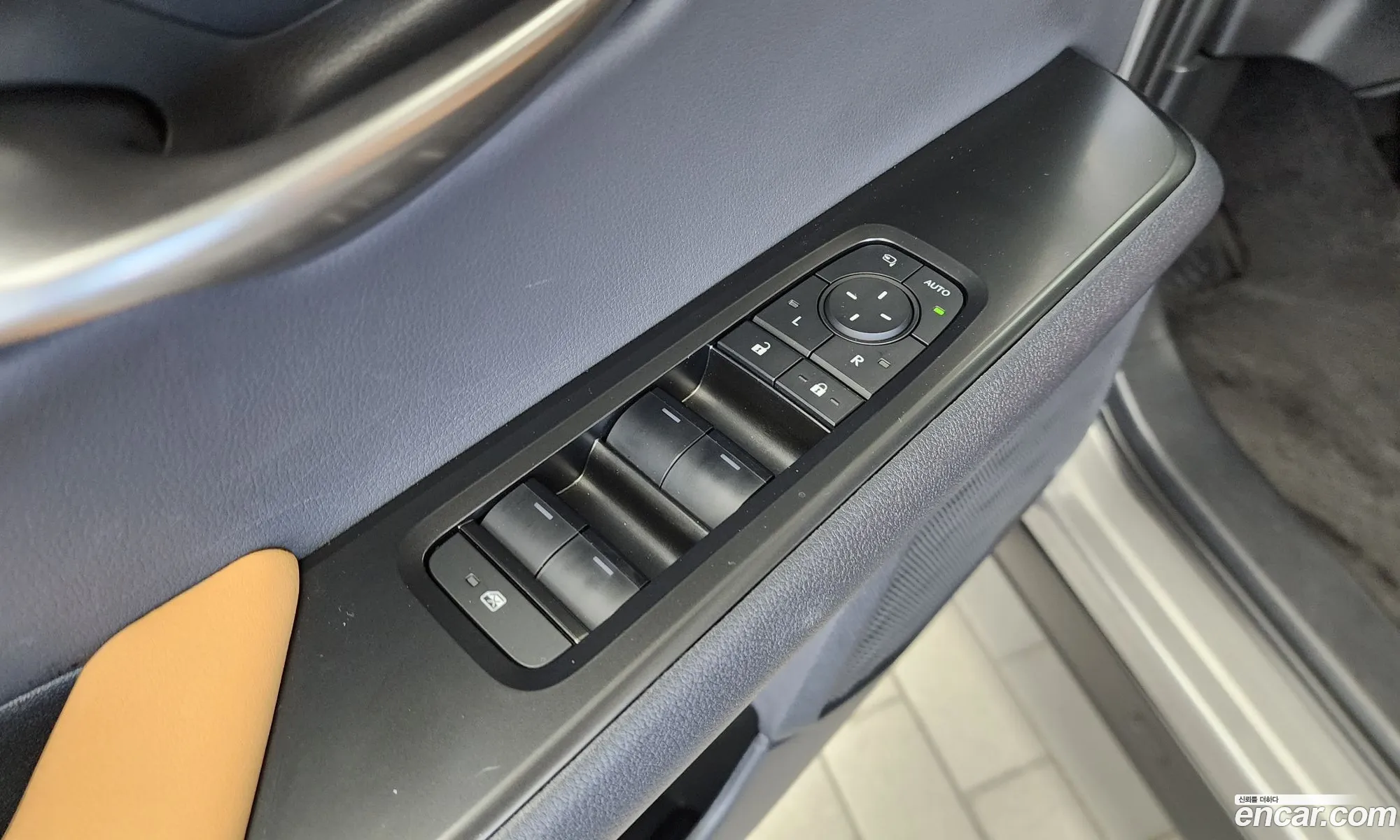 Lexus UX300h 2025 — 10
