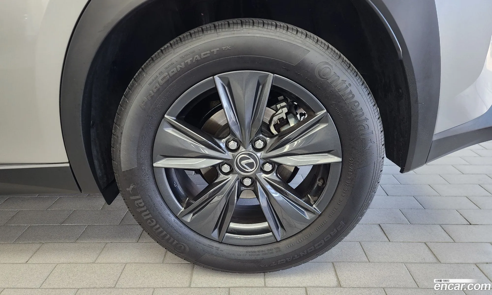 Lexus UX300h 2025 — 28