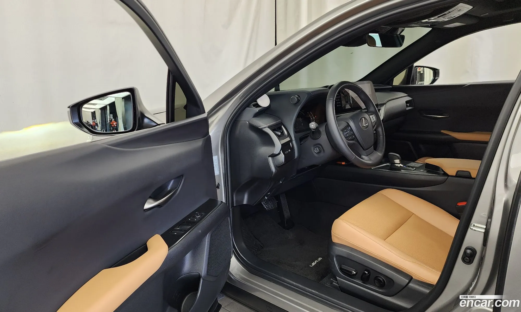 Lexus UX300h 2025 — 30
