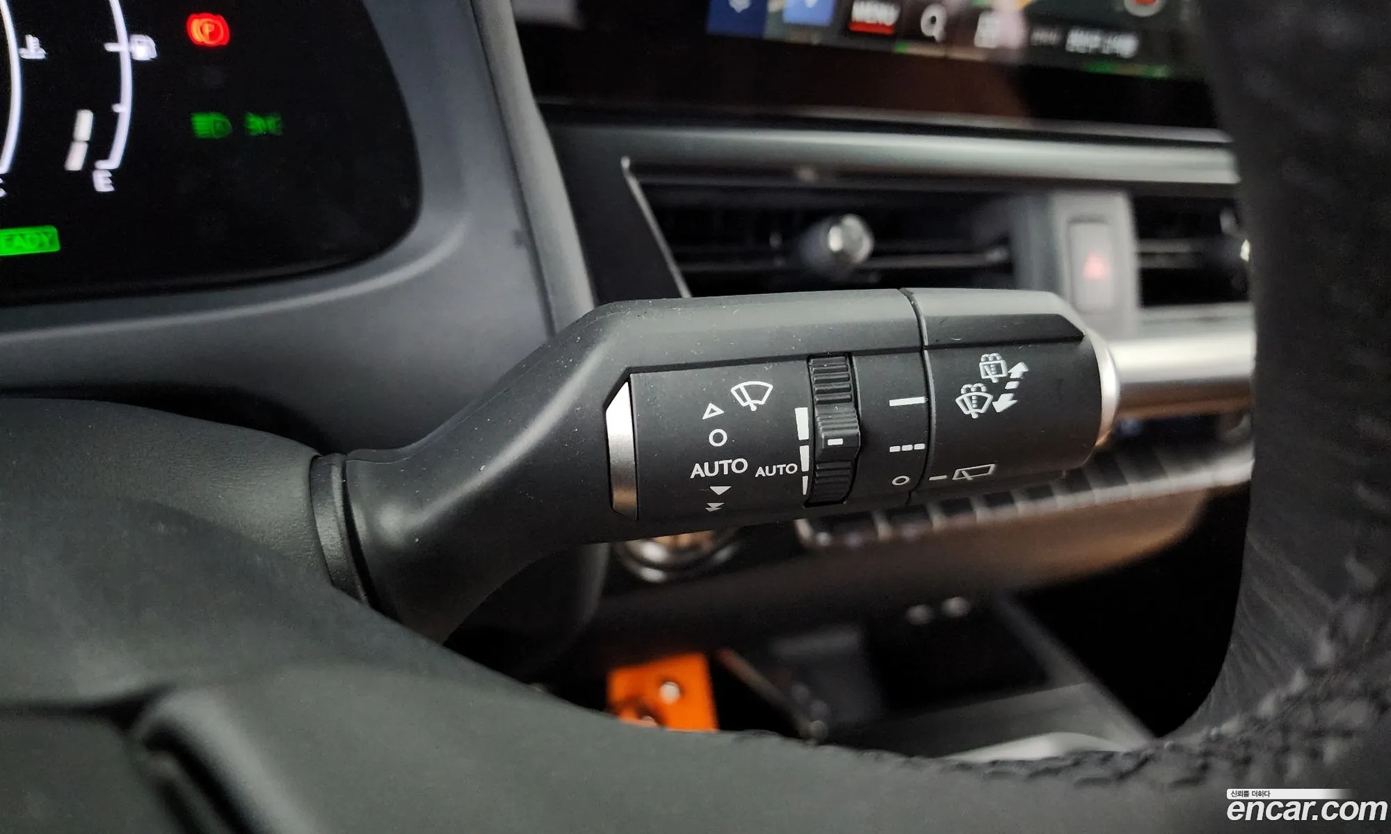 Lexus UX300h 2025 — 21
