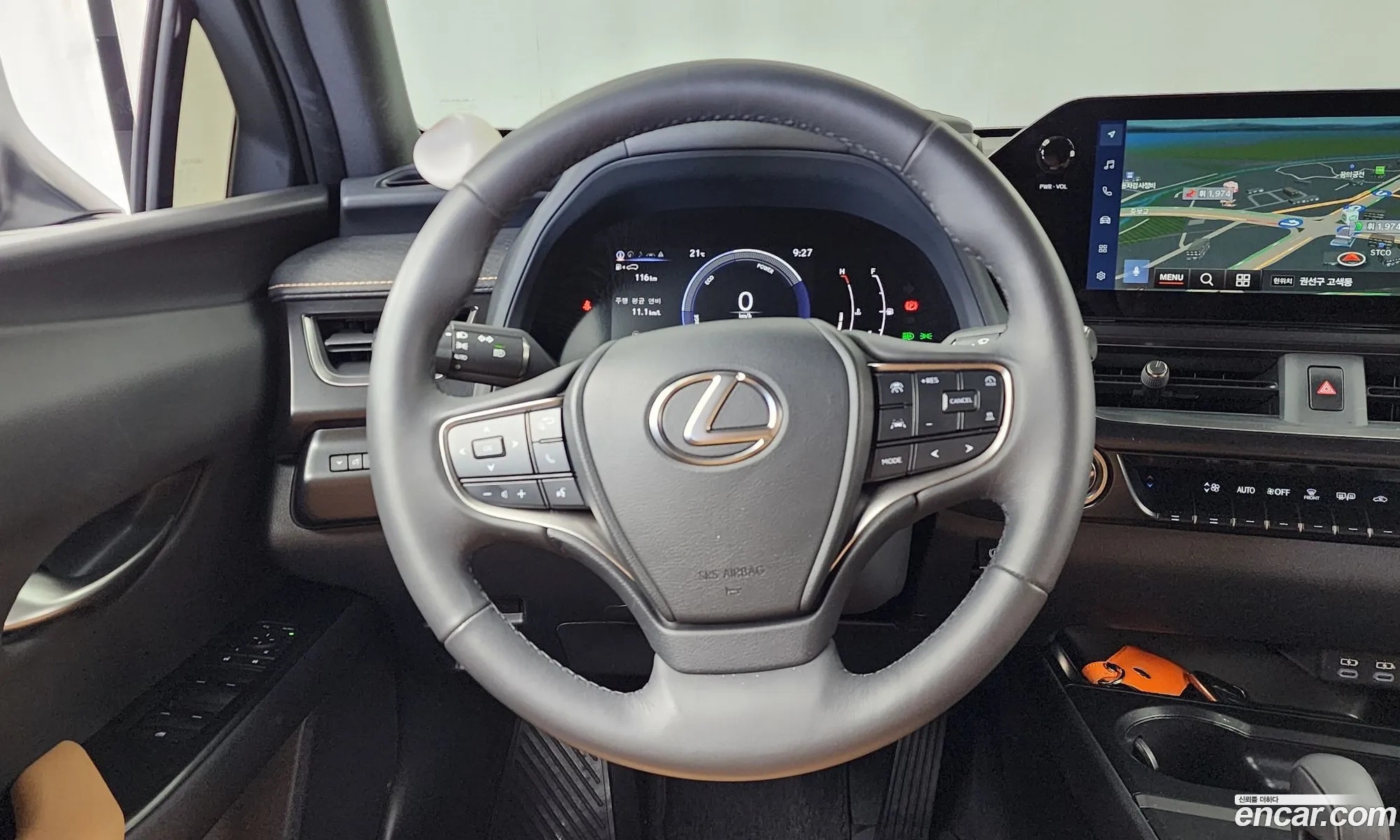 Lexus UX300h 2025 — 31