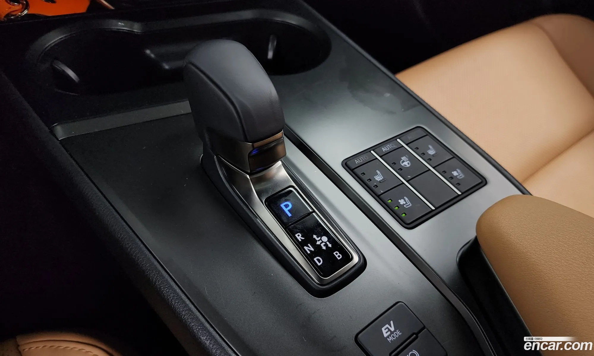 Lexus UX300h 2025 — 19