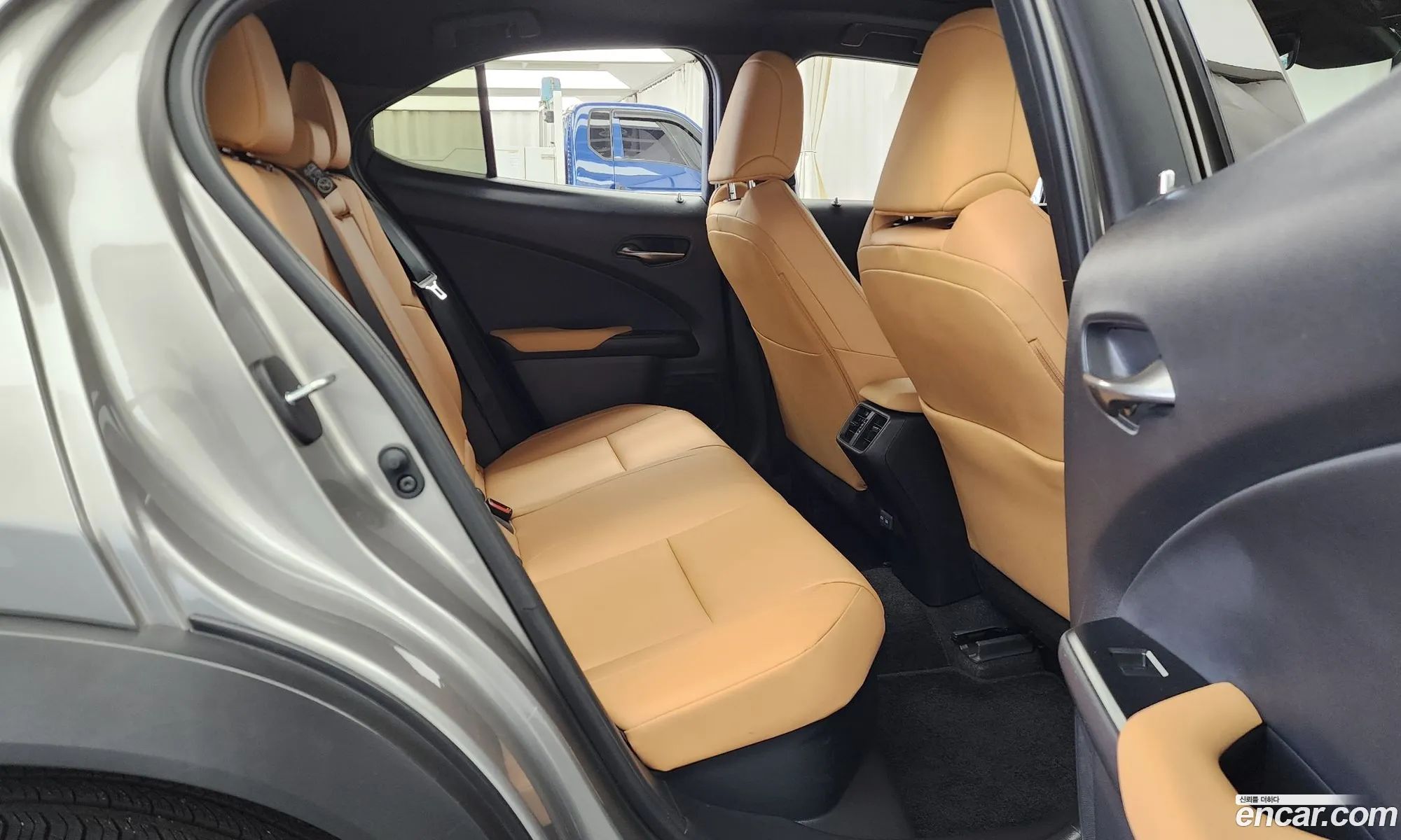 Lexus UX300h 2025 — 16