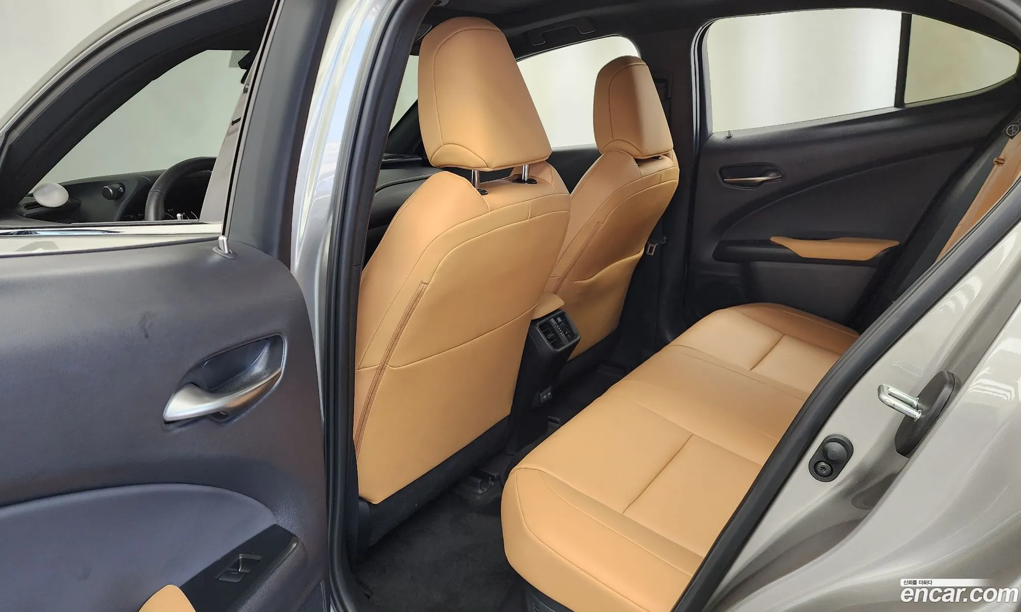 Lexus UX300h 2025 — 29