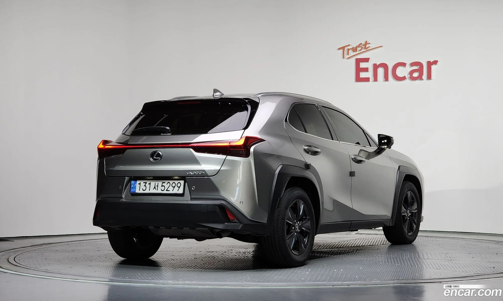 Lexus UX300h 2025 — 32