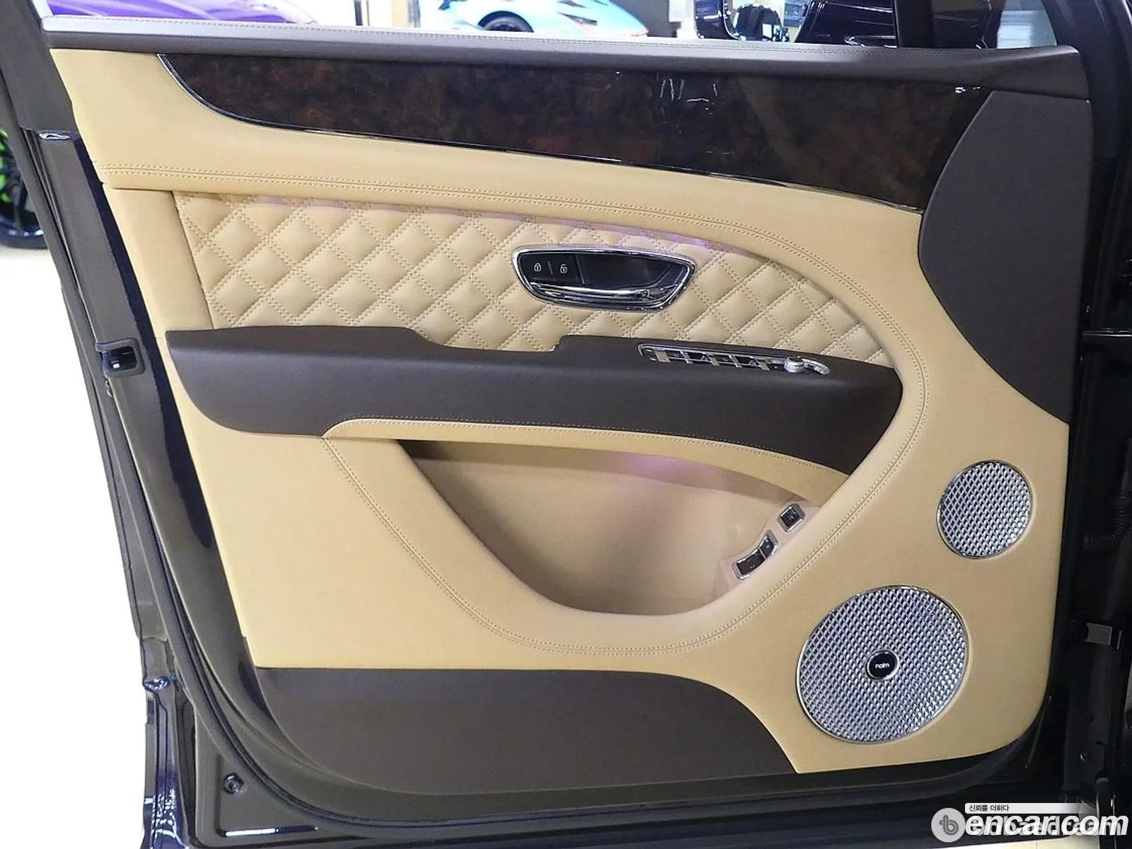 Bentley Bentayga 2022 — 16