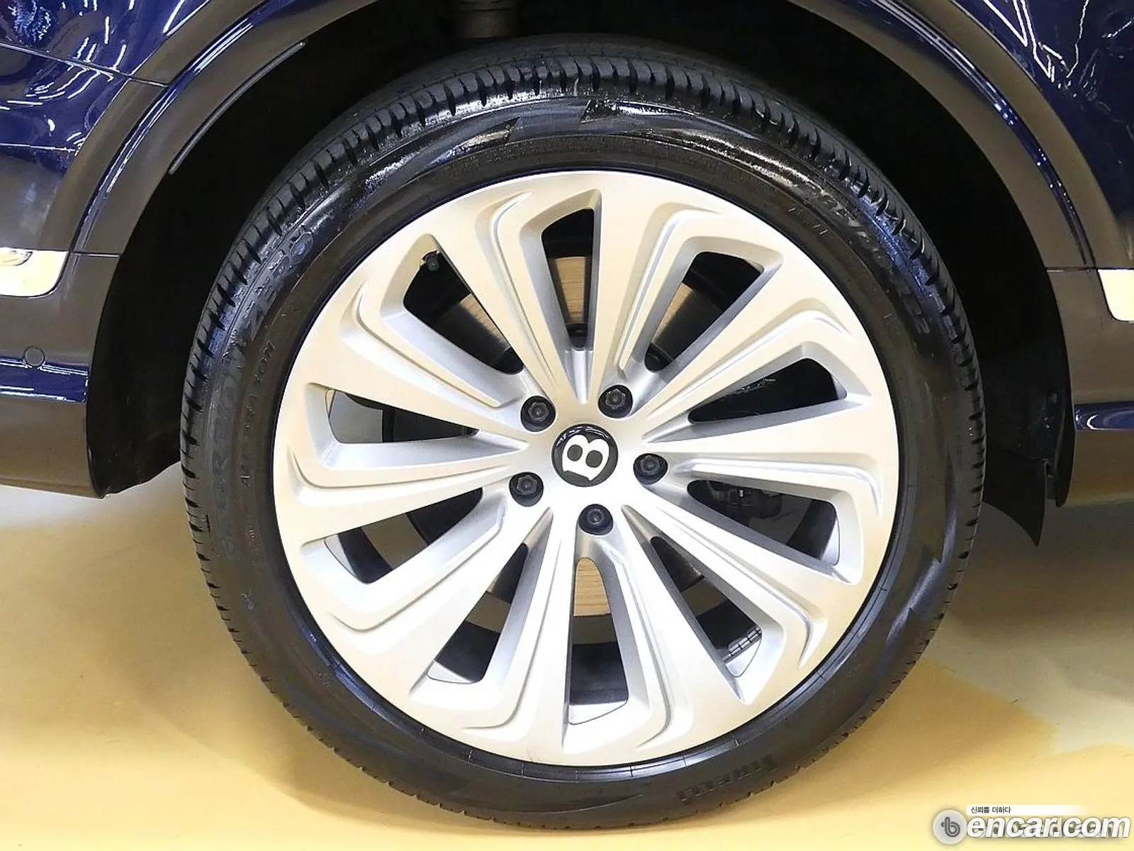 Bentley Bentayga 2022 — 17