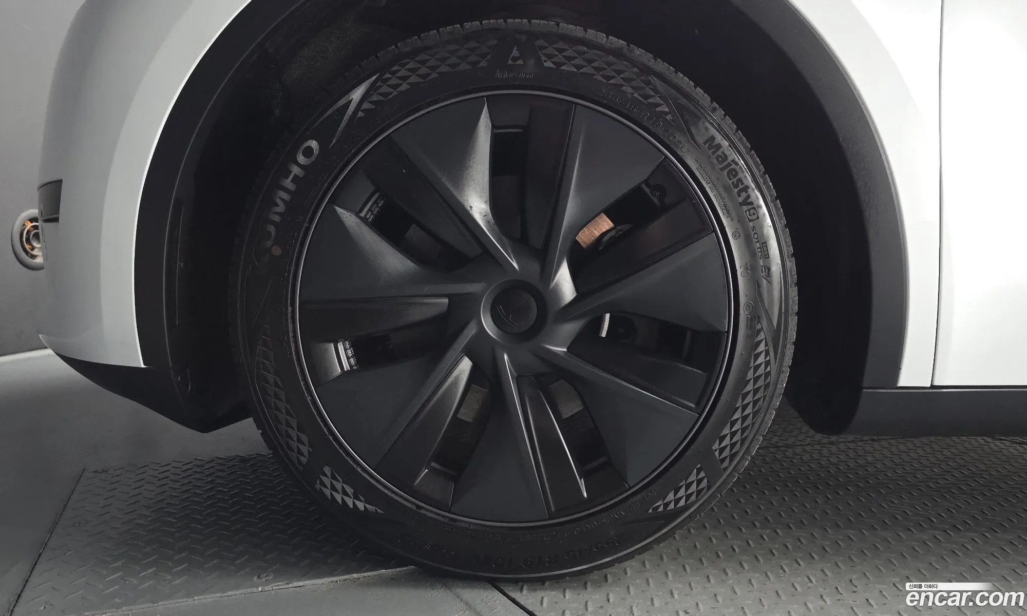 Tesla Model Y 2024 — 3