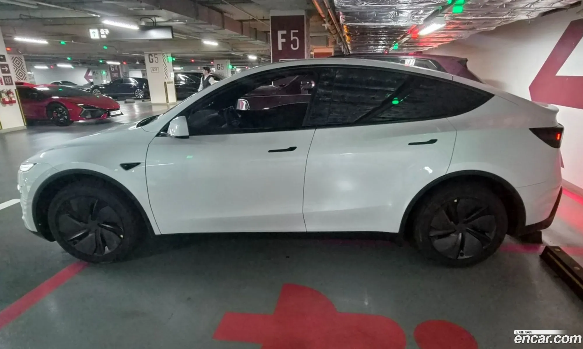 Tesla Model Y 2026 — 14