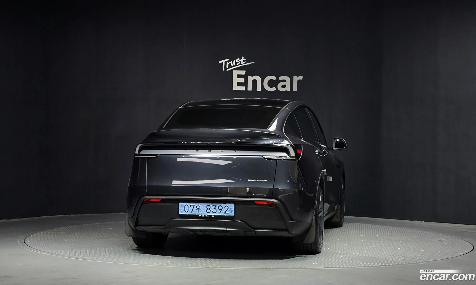Tesla Model Y 2025 — 26