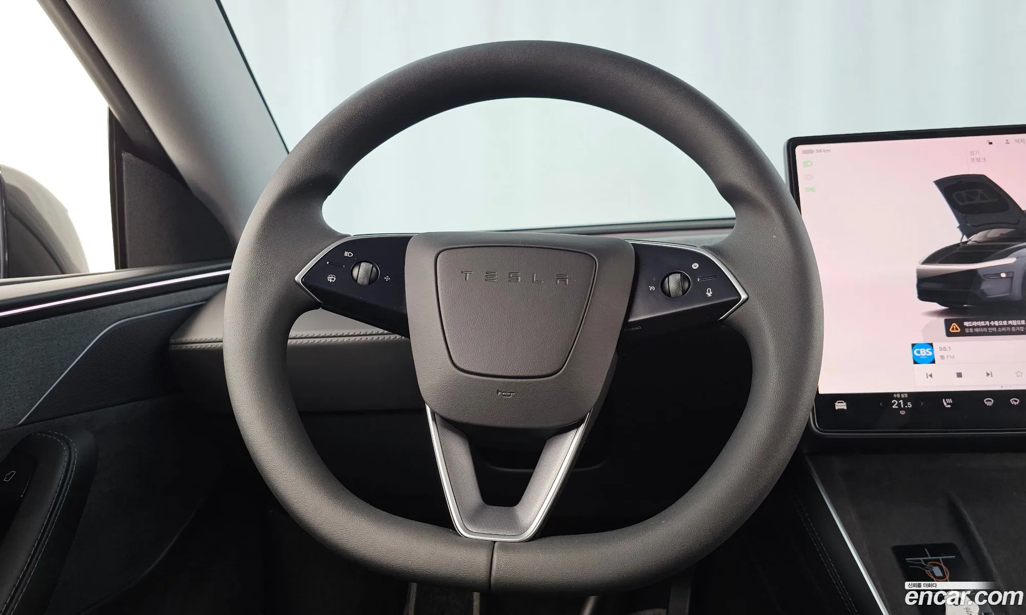 Tesla Model Y 2025 — 30