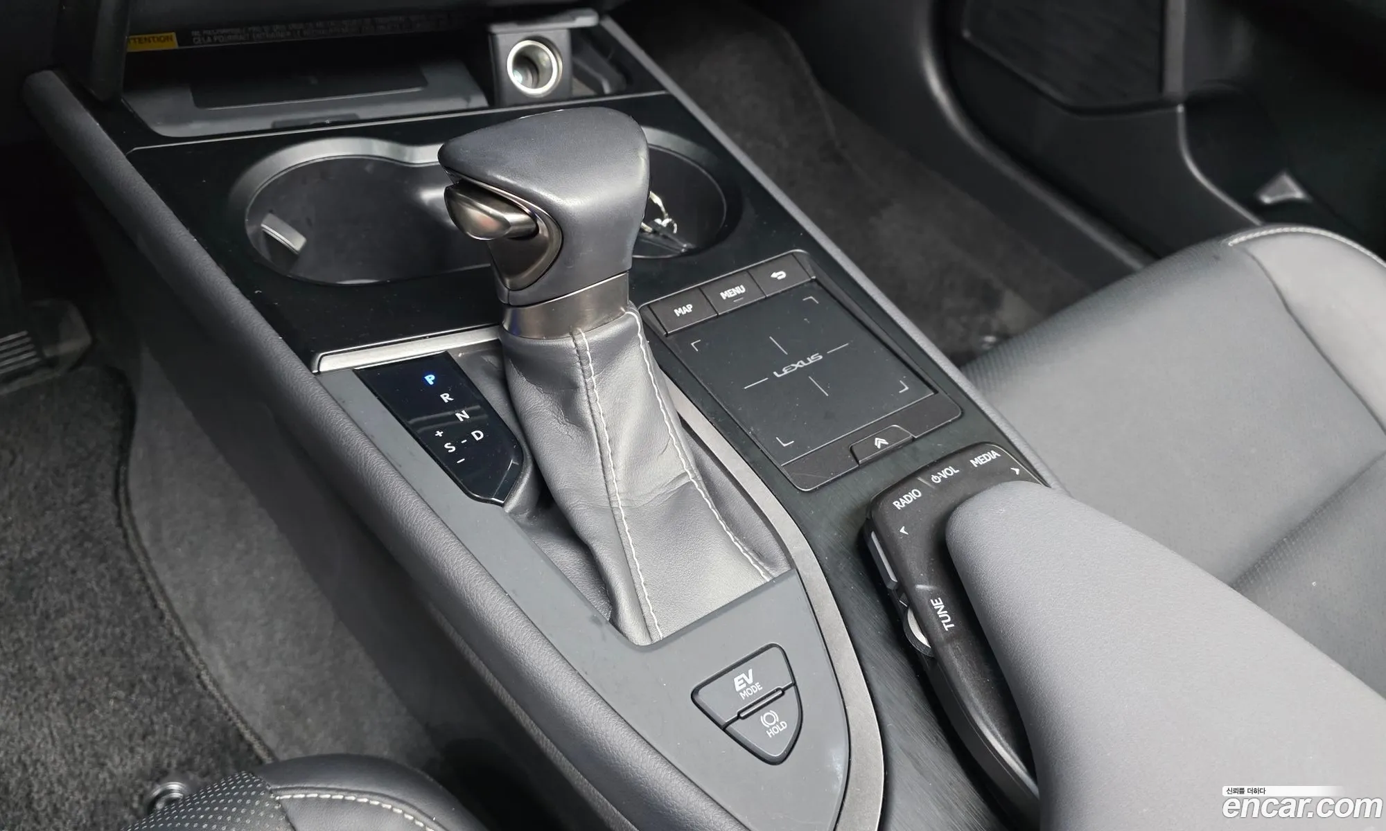 Lexus UX250h 2019 — 13