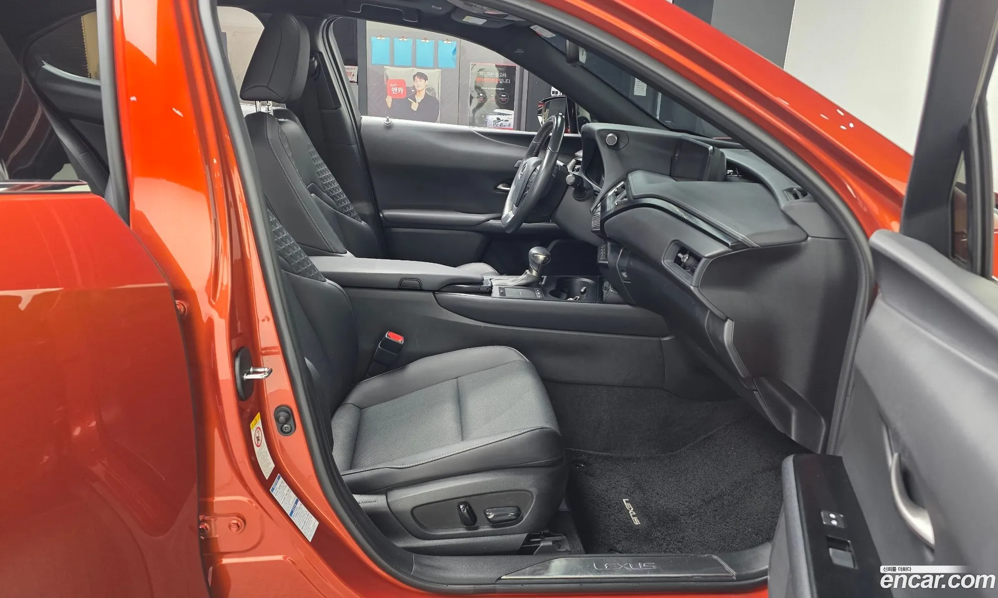 Lexus UX250h 2019 — 30