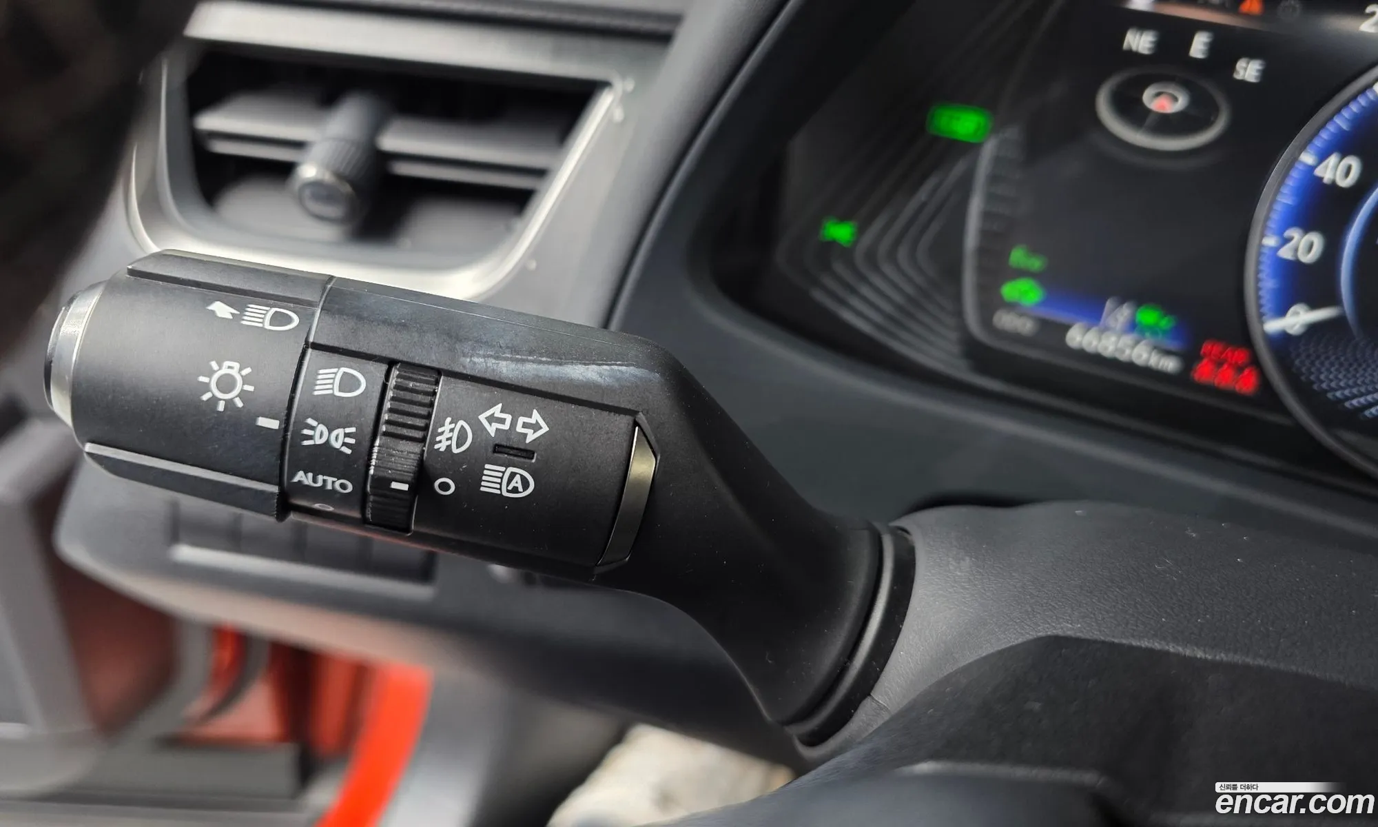 Lexus UX250h 2019 — 16