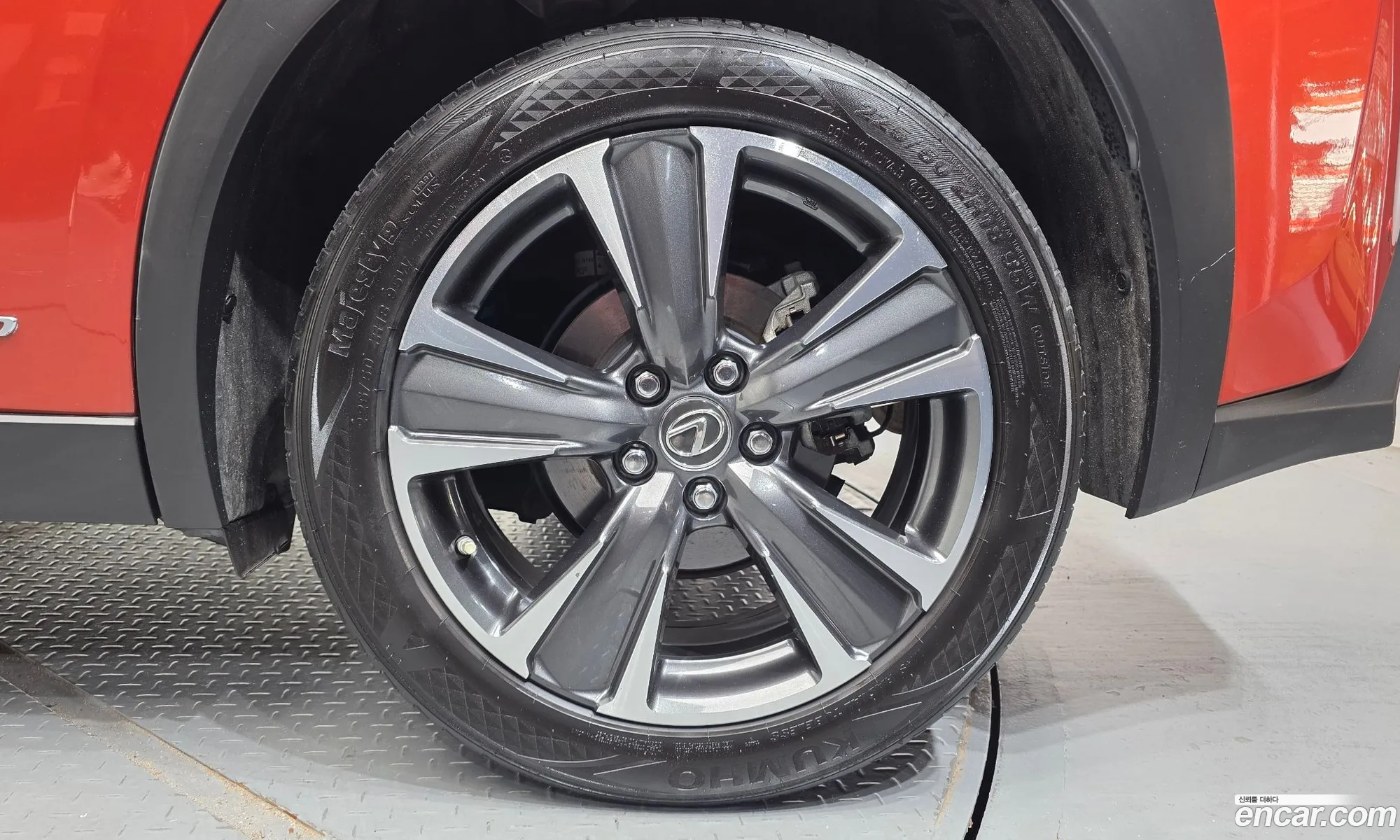 Lexus UX250h 2019 — 12