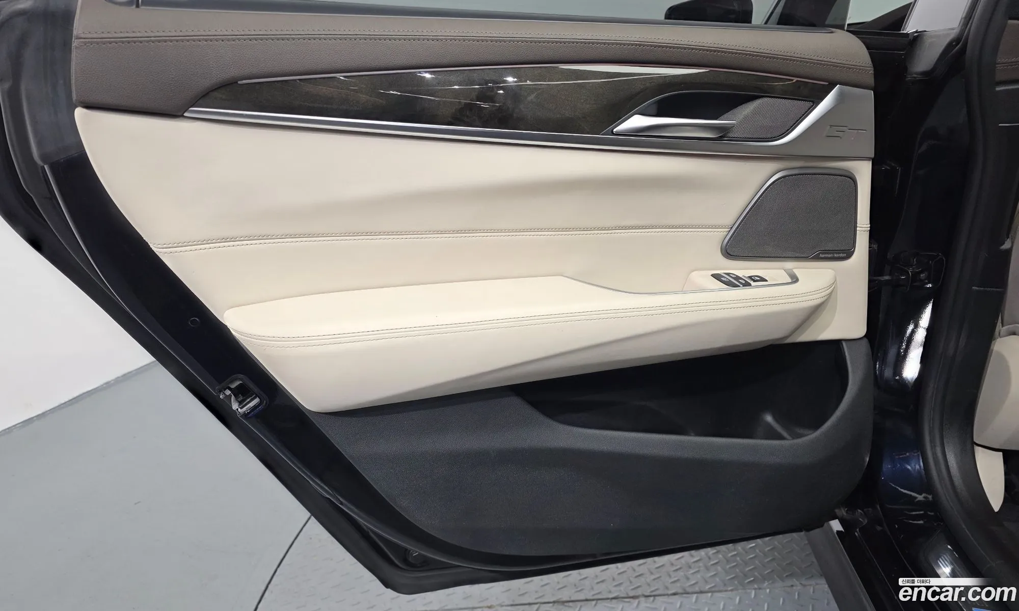 BMW 6 Series GT 2018 WBAJV6101KBL16678 — 23