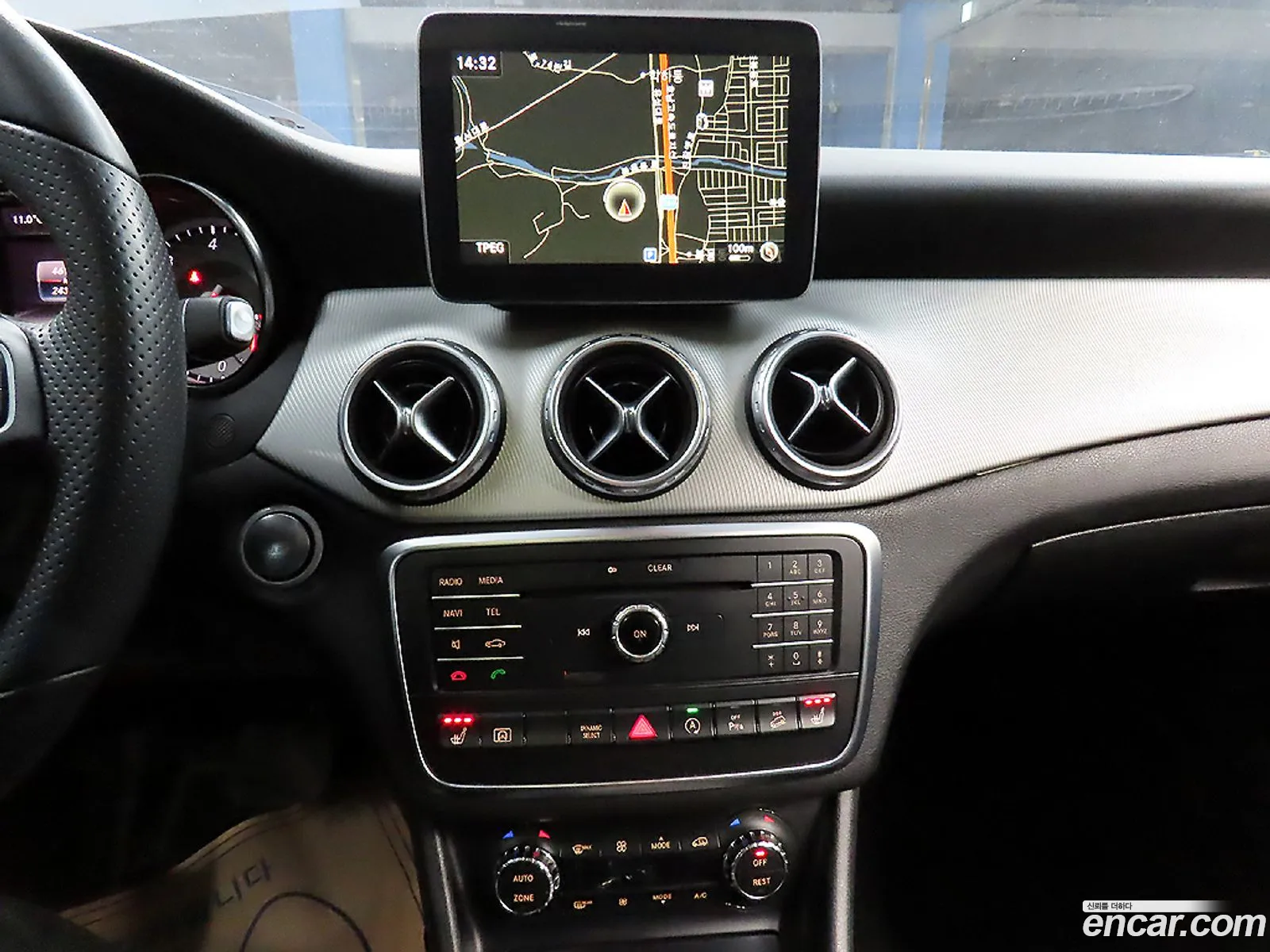 Mercedes-Benz GLA-Class X156 2016 — 12