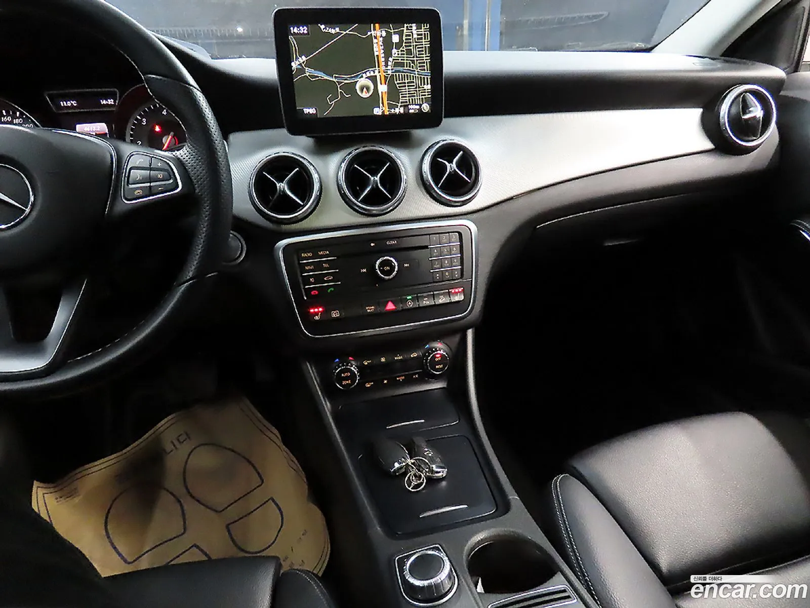 Mercedes-Benz GLA-Class X156 2016 — 10