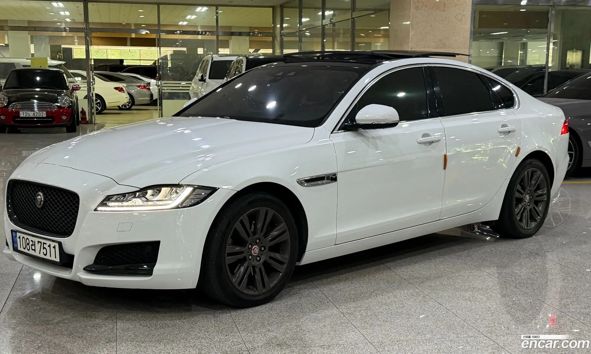 Jaguar XF 2018 — 16