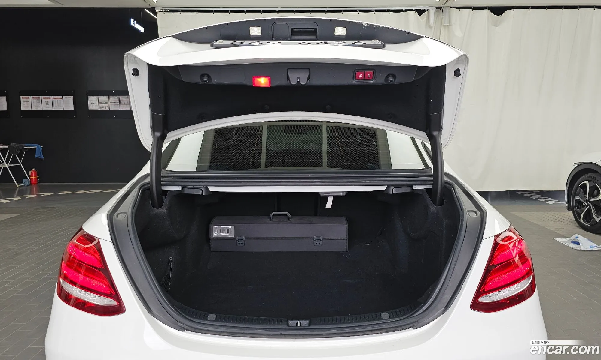 Mercedes-Benz E-Class W213 2018 WDDZF4KBXJA364472 — 11