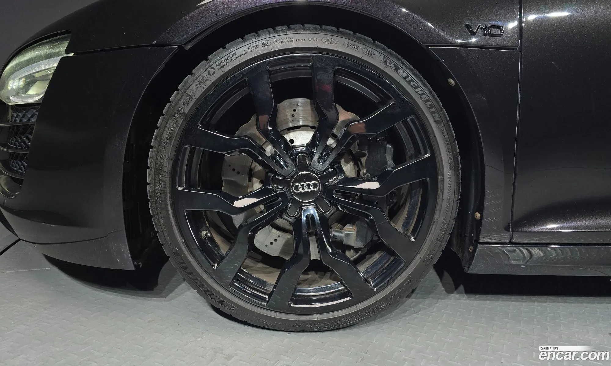 Audi R8 2015 WUAZZZ425F7001340 — 17