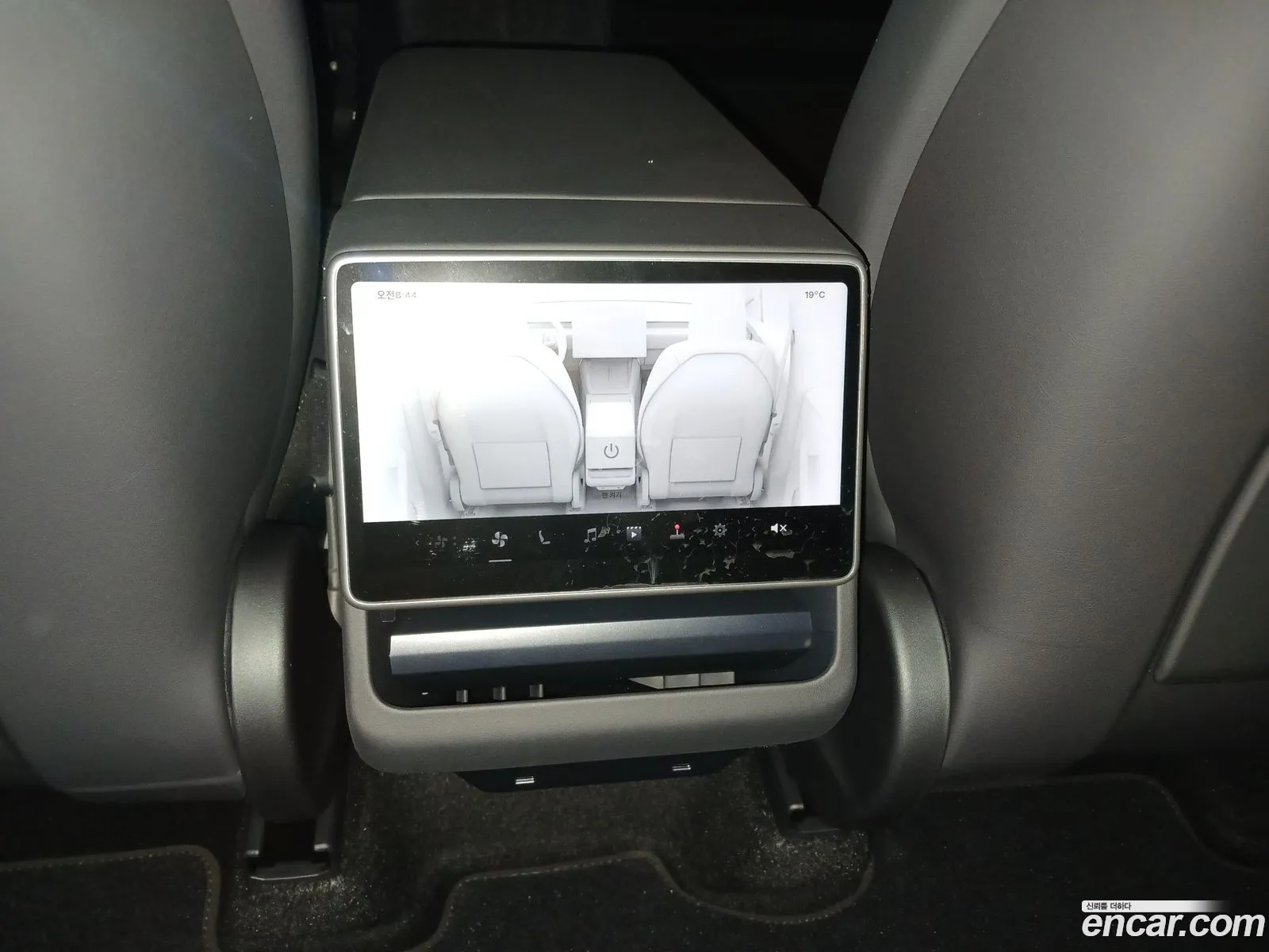 Tesla Model Y 2026 — 8
