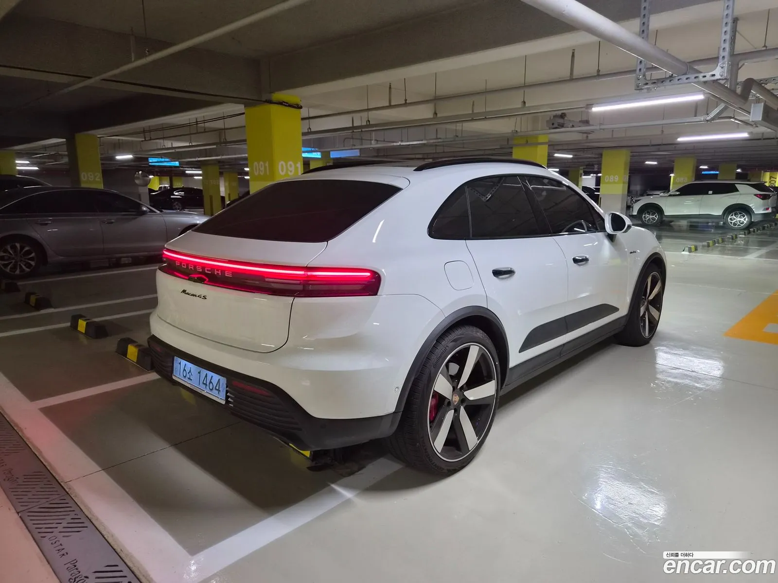 Porsche Macan EV 2025 — 3