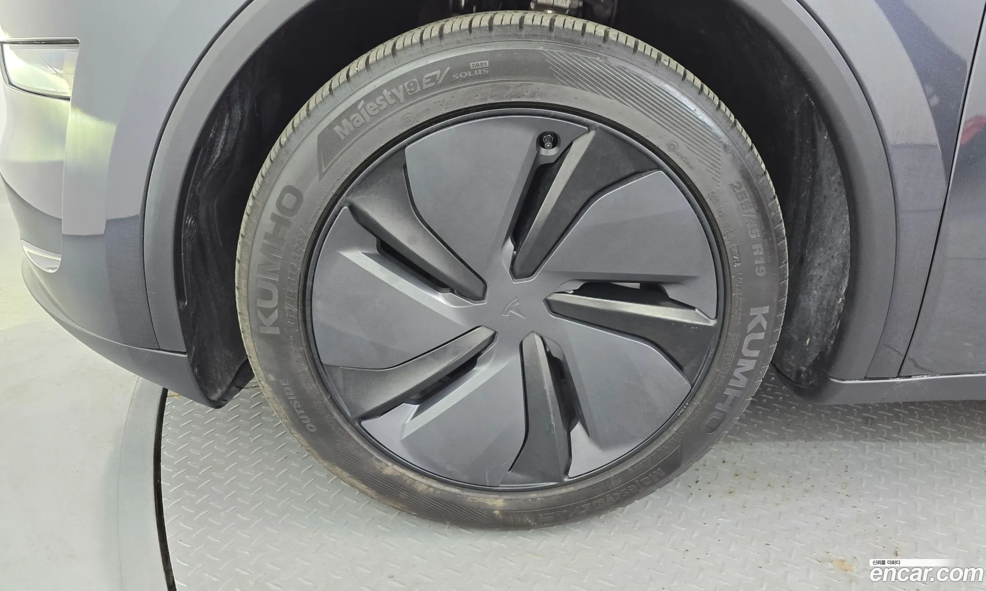 Tesla Model Y 2025 LRWYGCEK3SC285835 — 17