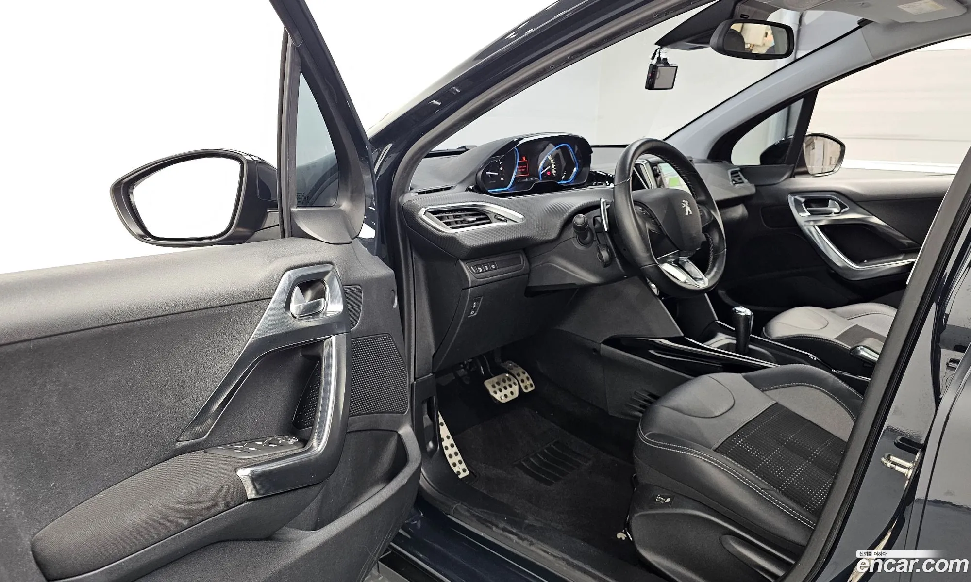 Peugeot 2008 2017 VF3CUBHYMHY001479 — 3