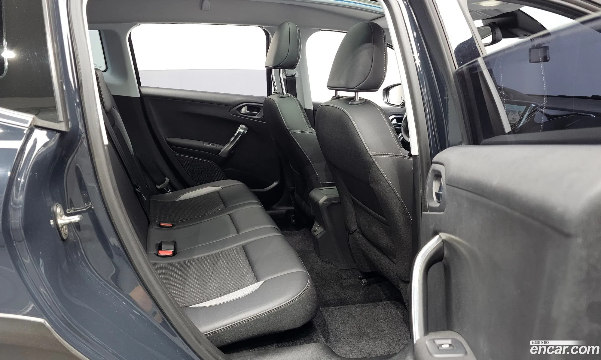 Peugeot 2008 2017 VF3CUBHYMHY001479 — 5